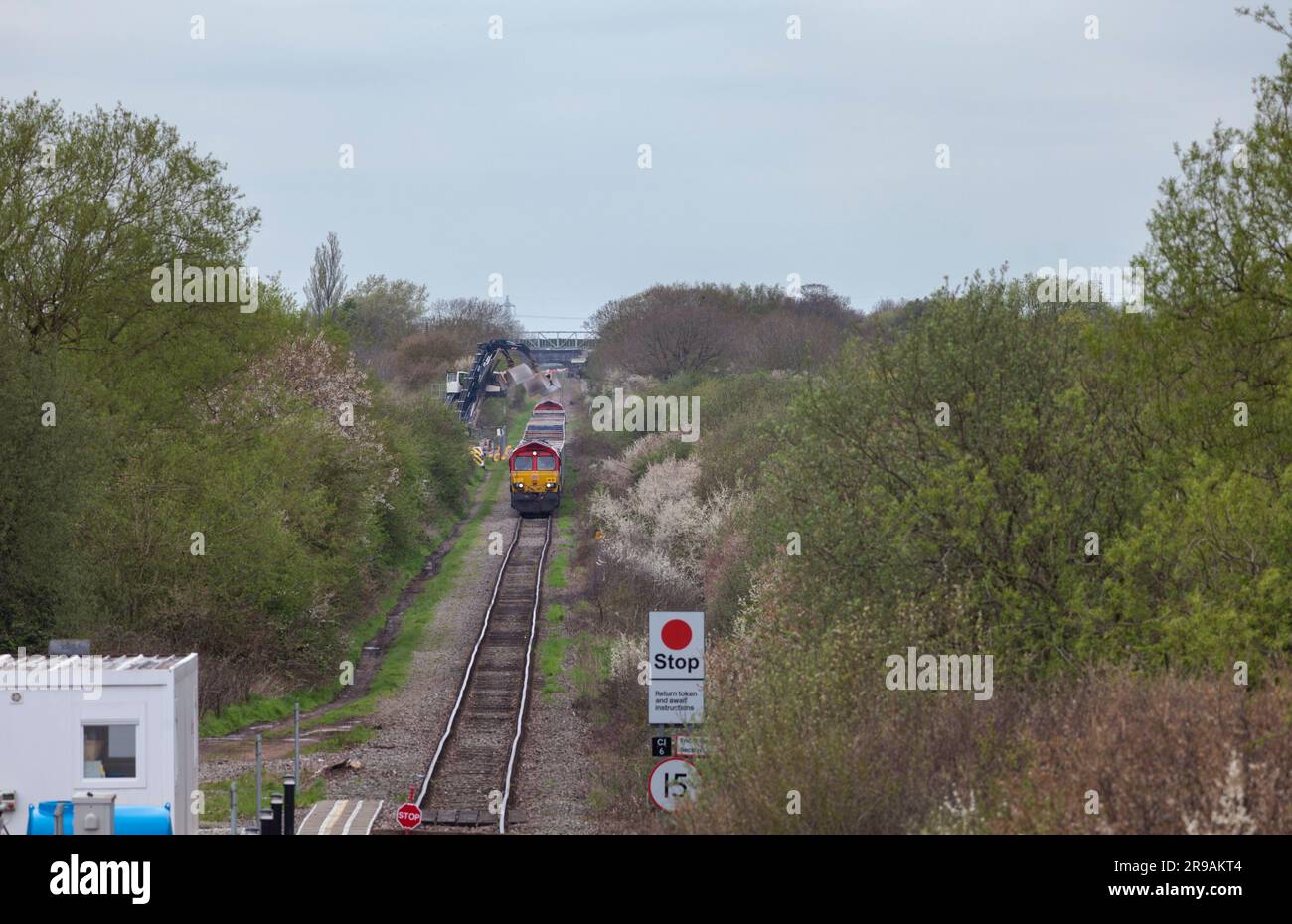 Entladen von Zuschlagstoffen für den Bau von HS2 in Quaniton Railhead, Buckinghamshire. Der Zug wird von der DB-Fracht der Klasse 66 nach oben und hinten transportiert Stockfoto