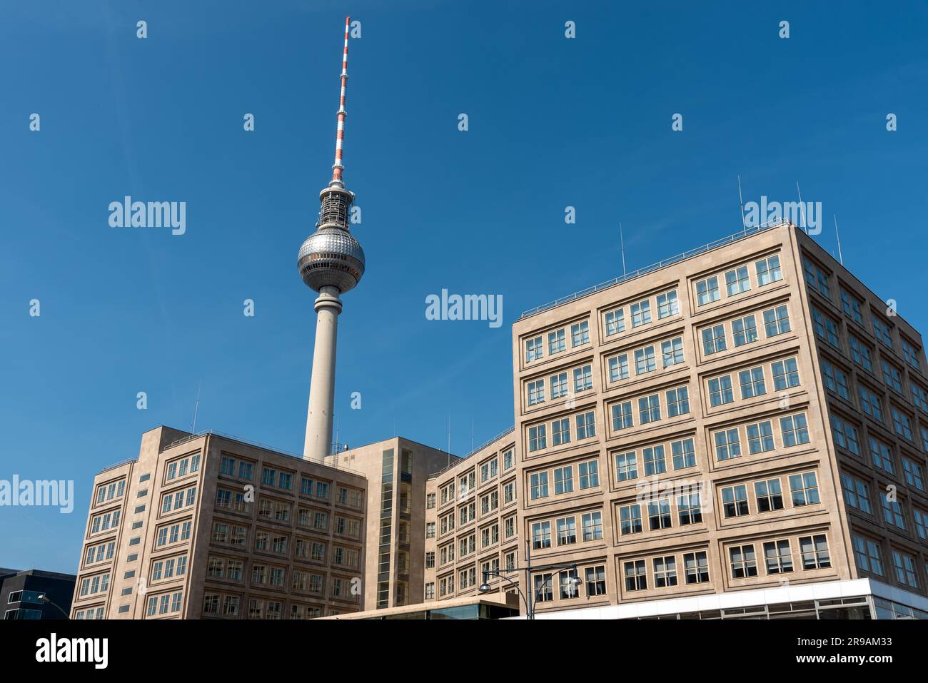 Der berühmte Fernsehturm und einige Gebäude aus der DDR-Zeit an einem sonnigen Tag in Berlin Stockfoto