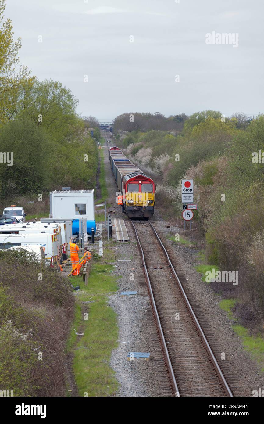 DB Cargo Rail UK-Diesellokomotive der Klasse 66, die einen Zug leerer Zuschlagwagen vom HS2-Bauterminal am Quainton-Eisenbahnkopf wegtransportiert Stockfoto