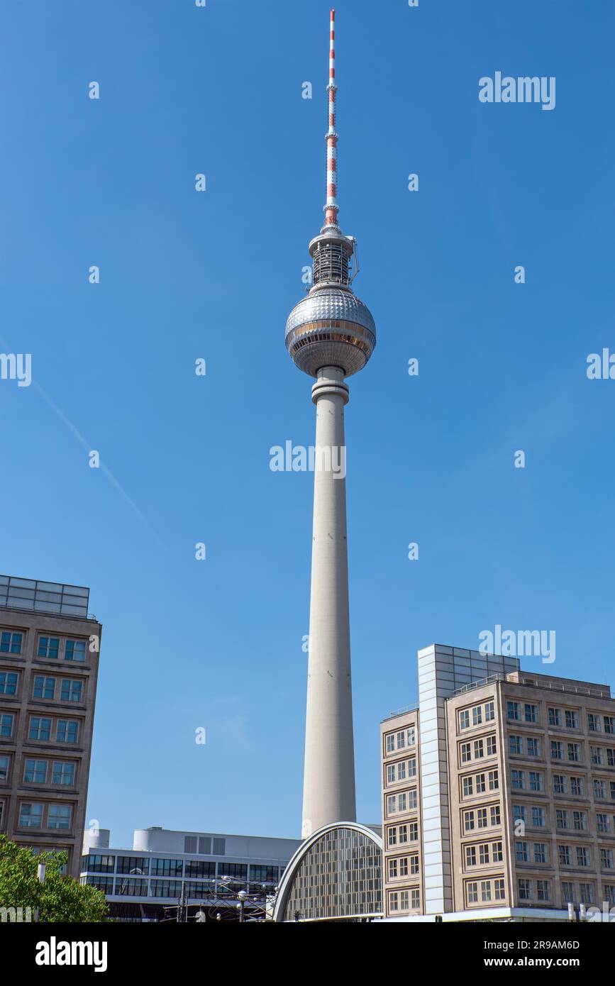 Der Fernsehturm, Berlins berühmtes Wahrzeichen, an einem sonnigen Tag Stockfoto