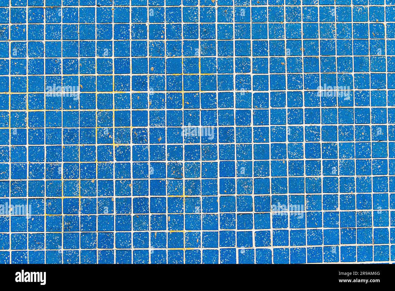 Hellblauer Hintergrund mit Mosaikfliesen Stockfoto