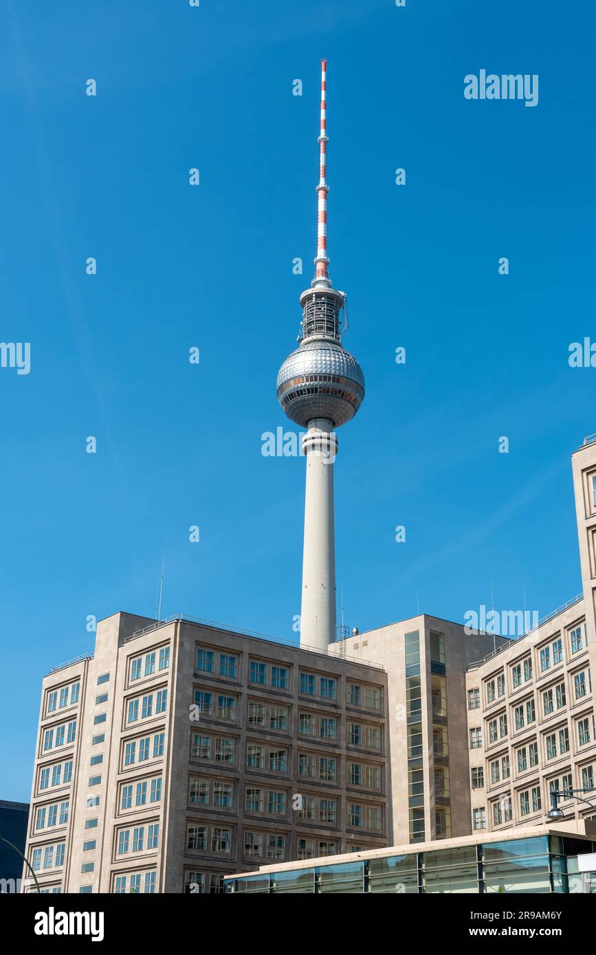 Der berühmte Fernsehturm in Berlin an einem sonnigen Tag Stockfoto