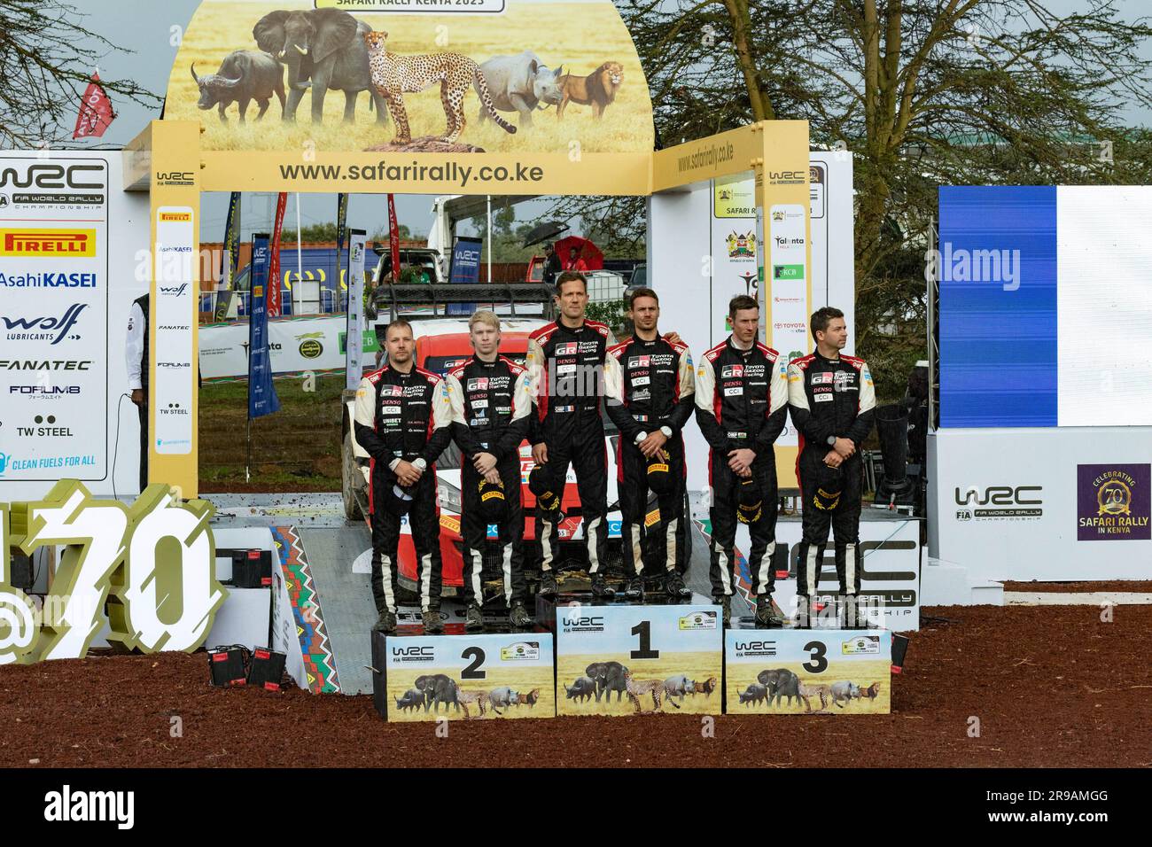 Naivasha, Kenia. 25. Juni 2023. Familienfoto des Teams Hyundai Shell Mobis World Rally Team, Hyundai I20 N Rally1 Hybridi, zur Feier des Finalpodiums, 25. Juni 2023 in Naivasha, Kenia Credit: Live Media Publishing Group/Alamy Live News Stockfoto