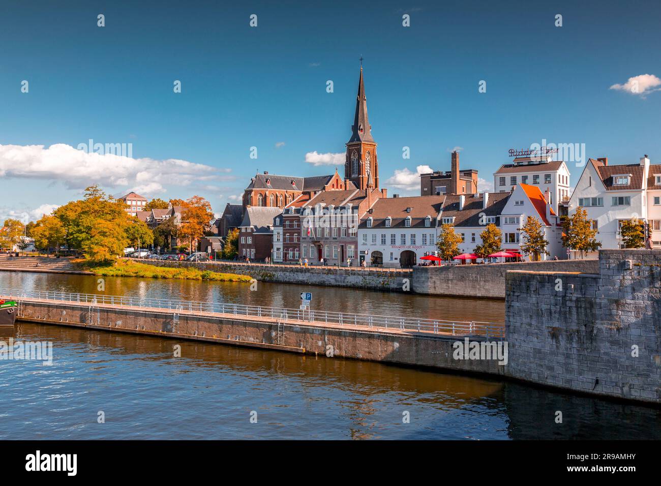 Maastricht, Holland - 16. Oktober 2021: St. Martinus-Kirche (de Sint-Maartenskerk auf Niederländisch) am Flussufer von Maas in der niederländischen Stadt Maastricht, Limburg Stockfoto