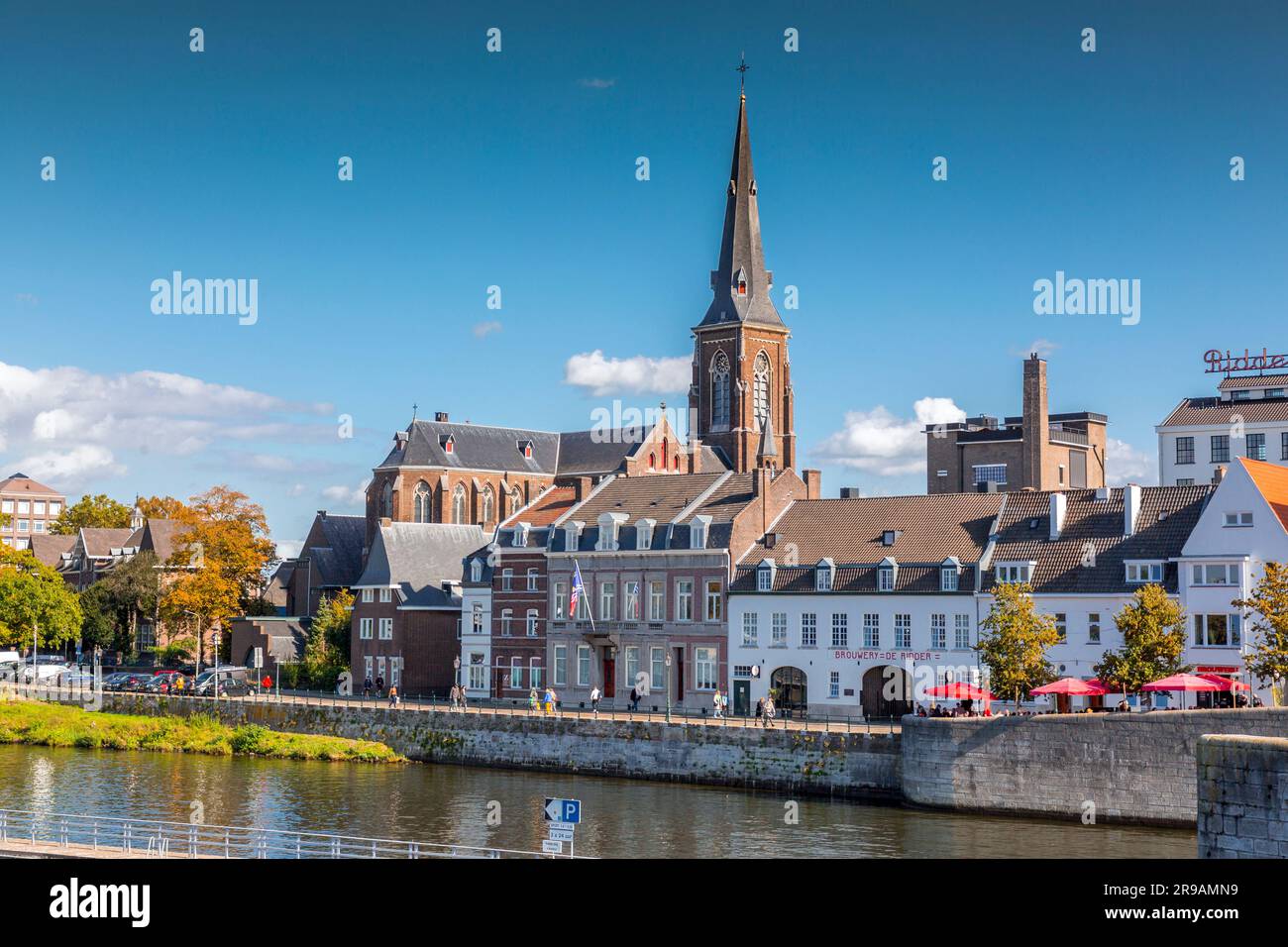Maastricht, Holland - 16. Oktober 2021: St. Martinus-Kirche (de Sint-Maartenskerk auf Niederländisch) am Flussufer von Maas in der niederländischen Stadt Maastricht, Limburg Stockfoto