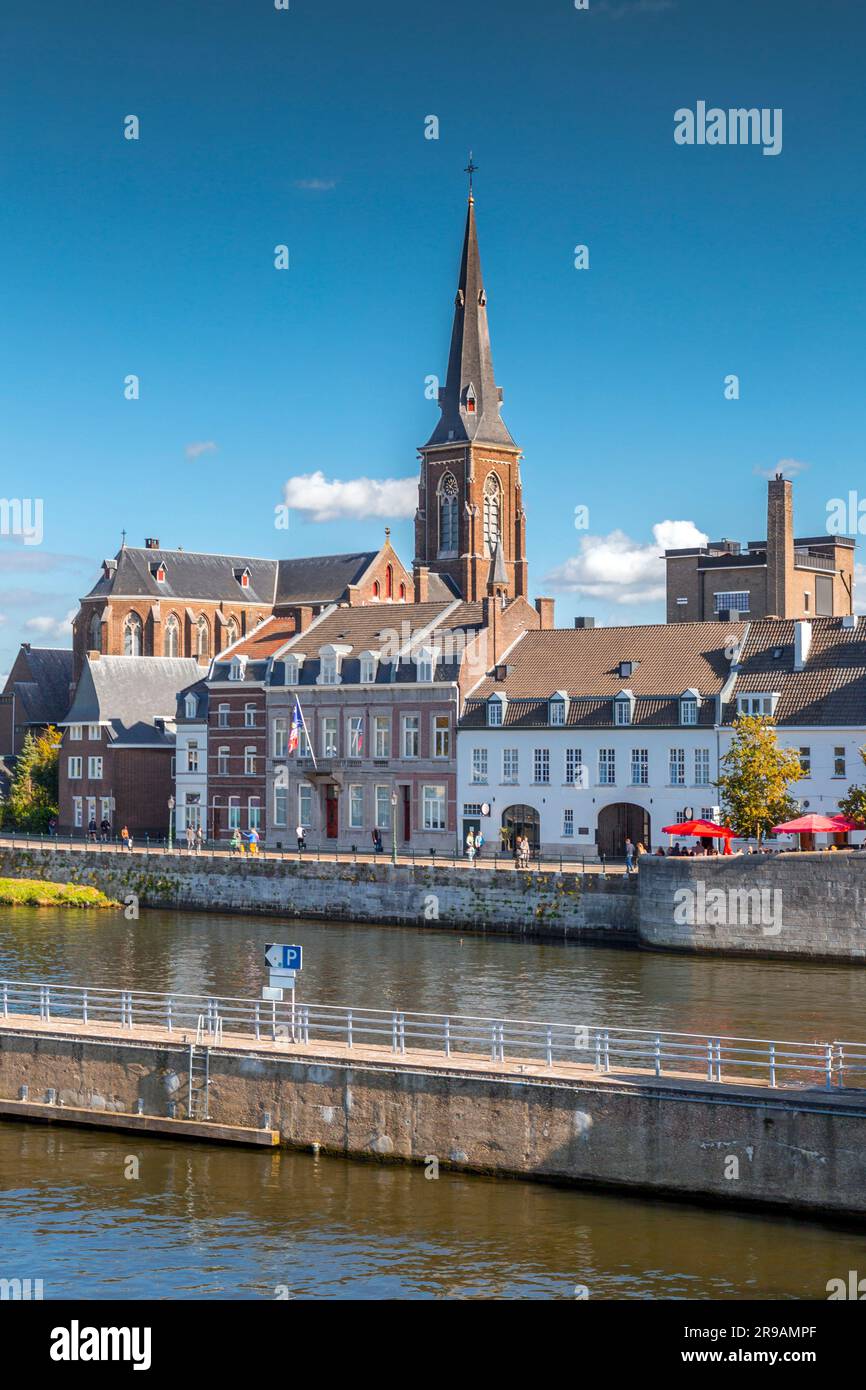 St. Martinus-Kirche (de Sint-Maartenskerk auf Niederländisch) am Flussufer von Maas in der niederländischen Stadt Maastricht, Provinz Limburg, den Nethehrlands. Stockfoto