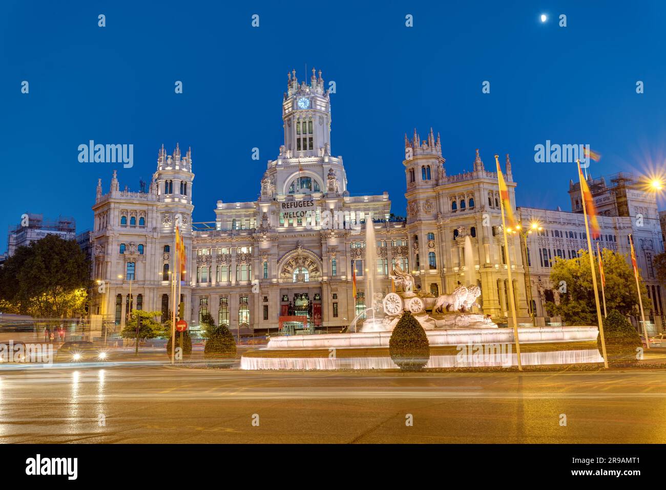 Plaza de Cibeles mit dem Palacio de Cibeles in Madrid bei Nacht Stockfoto