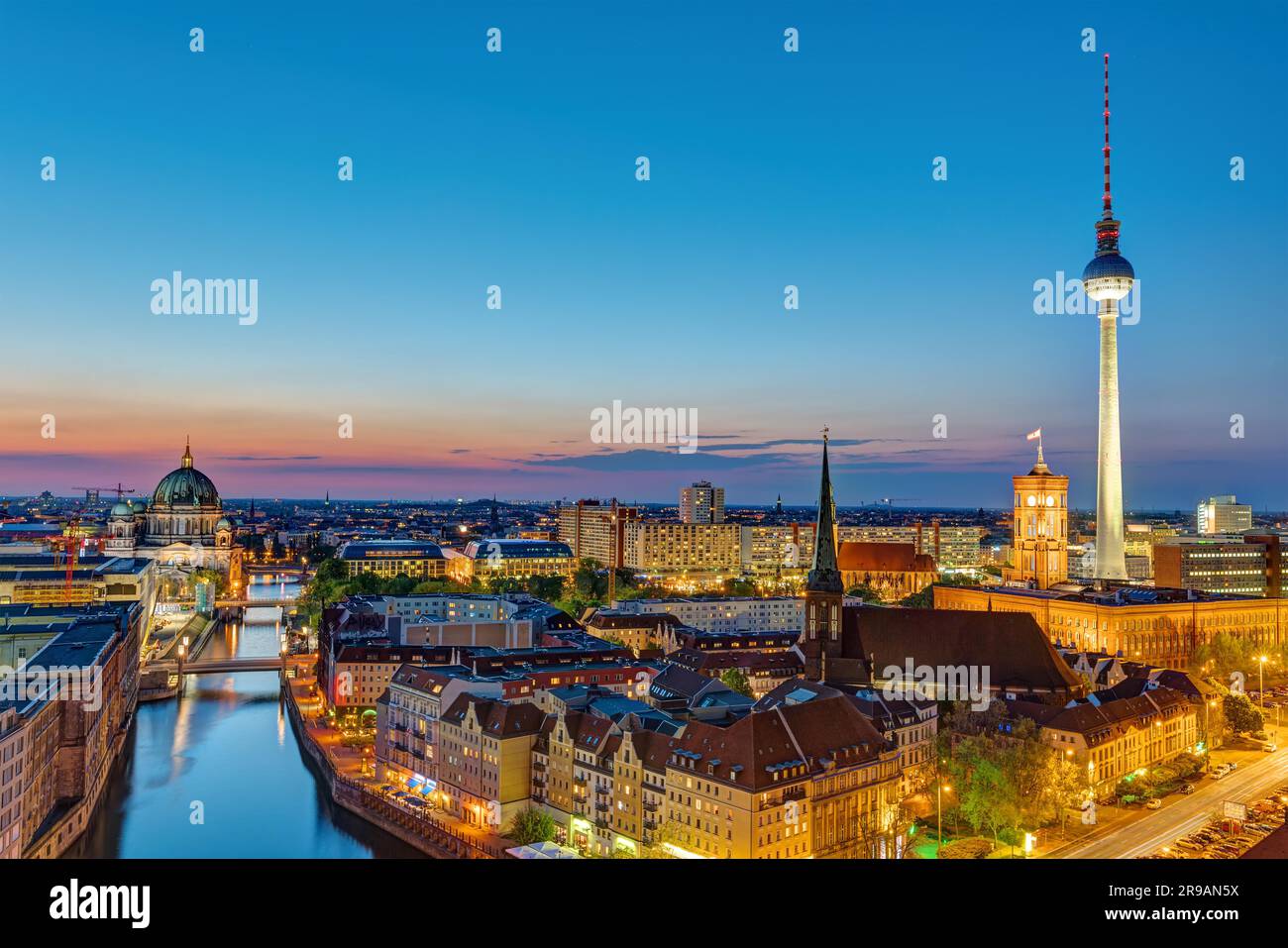 Berliner Innenstadt mit dem berühmten Fernsehturm nach Sonnenuntergang Stockfoto