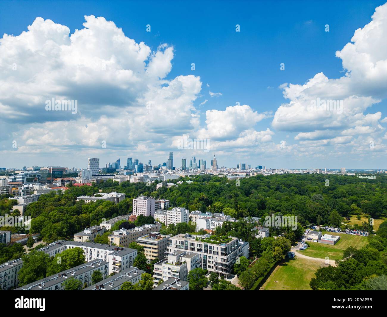 Stadtzentrum von Warschau und Lazienki-Park von oben, Luftlandschaft Stockfoto