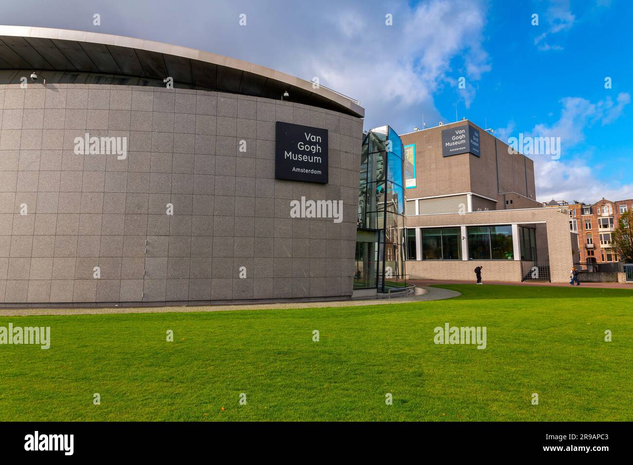 Amsterdam, NL - 12. Oktober 2021: Das Van Gogh Museum ist ein