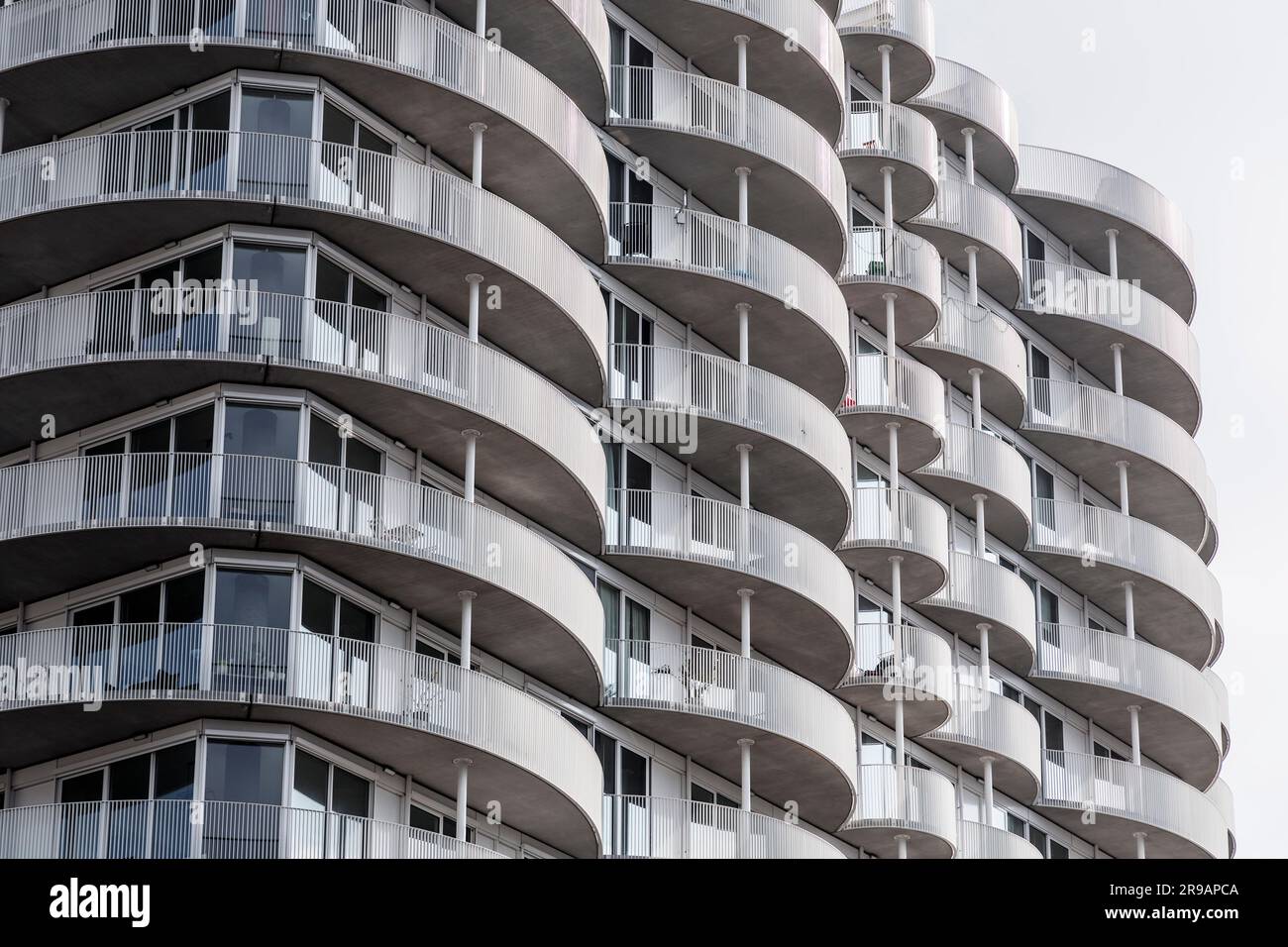Modernes Wohnungsgebäude mit halbrunden Balkonen, kreative Architektur in Rotterdam, NL. Stockfoto