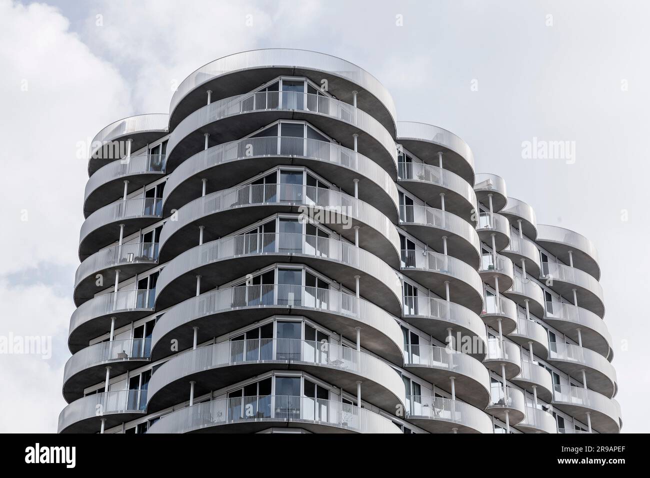 Modernes Wohnungsgebäude mit halbrunden Balkonen, kreative Architektur in Rotterdam, NL. Stockfoto
