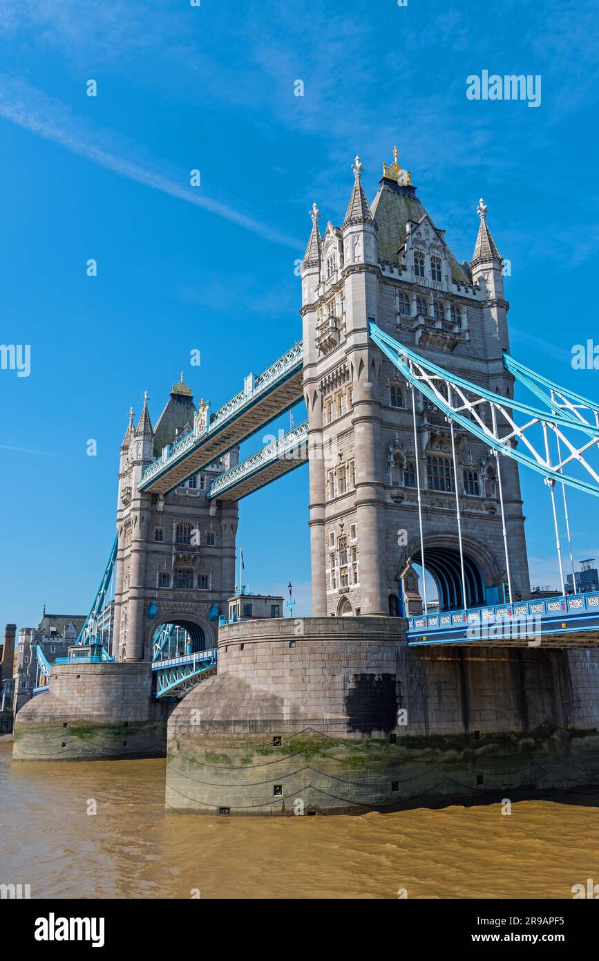 Die berühmte Tower Bridge in London, England, an einem sonnigen Tag Stockfoto