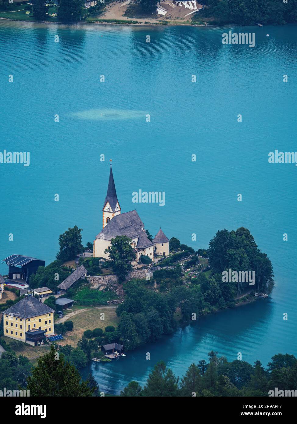 Luftaufnahme der Kirche Maria Worth (Maria Wörth) am Worthersee (Wörthersee) im Sommer vom Aussichtsturm Pyramidenkogel Stockfoto