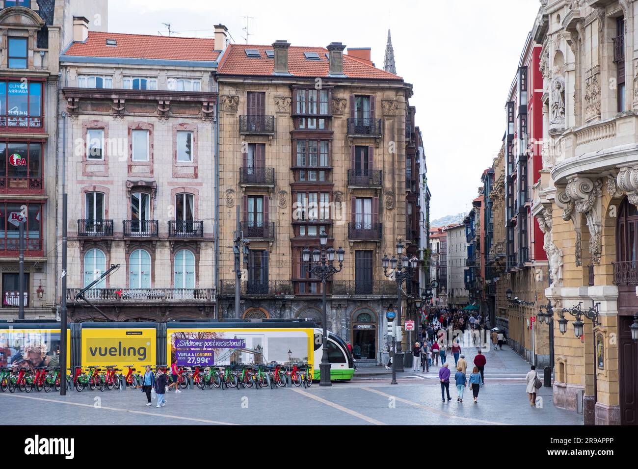 Arriagako Enparantza mit Straßenbahn und Menschenmassen in der Casco Viejo Gegend, Bilbao, Baskisch, Spanien Stockfoto