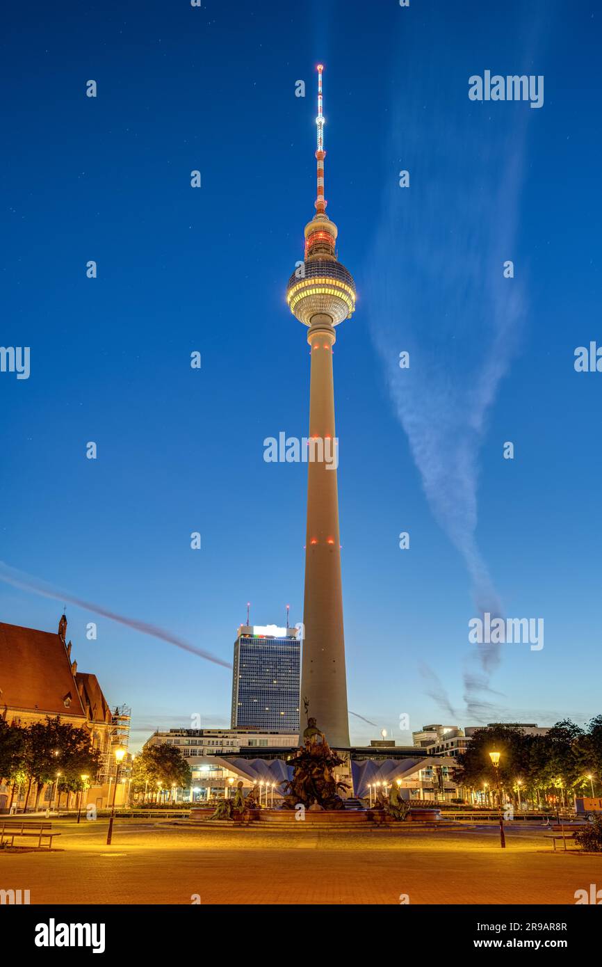 Der berühmte Fernsehturm von Berlin bei Sonnenaufgang Stockfoto
