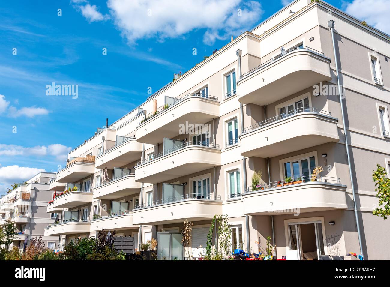 Moderne weiße Häuser mit Vorgarten in Berlin Stockfoto