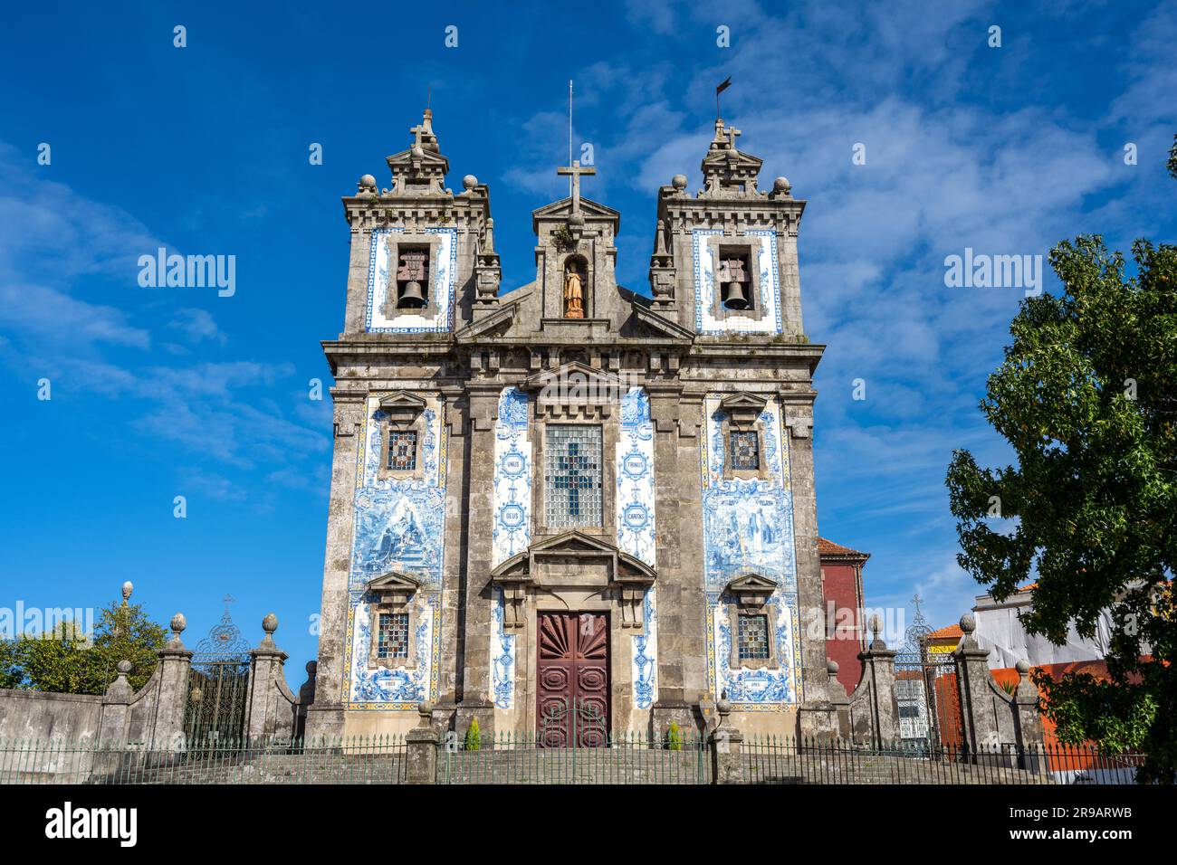 Die Kirche Santo Ildefonso in Porto mit den typischen portugiesischen Fliesen Stockfoto