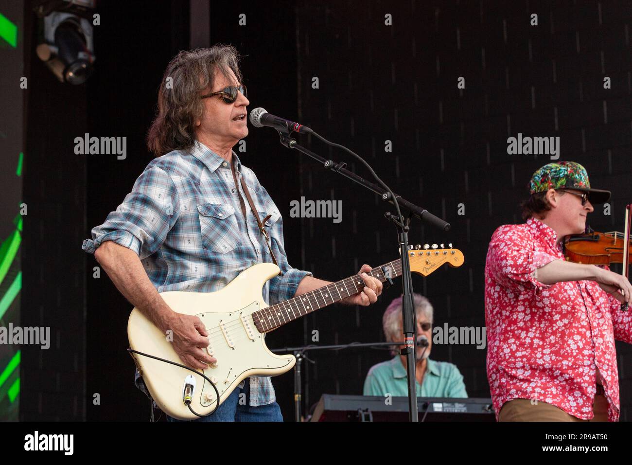 Milwaukee, USA. 24. Juni 2023. Jeff Hanna und Ross Holmes von der Nitty Gritty Dirt Band während des Summerfest Music Festivals am 24. Juni 2023 in Milwaukee, Wisconsin (Foto: Daniel DeSlover/Sipa USA) Guthaben: SIPA USA/Alamy Live News Stockfoto