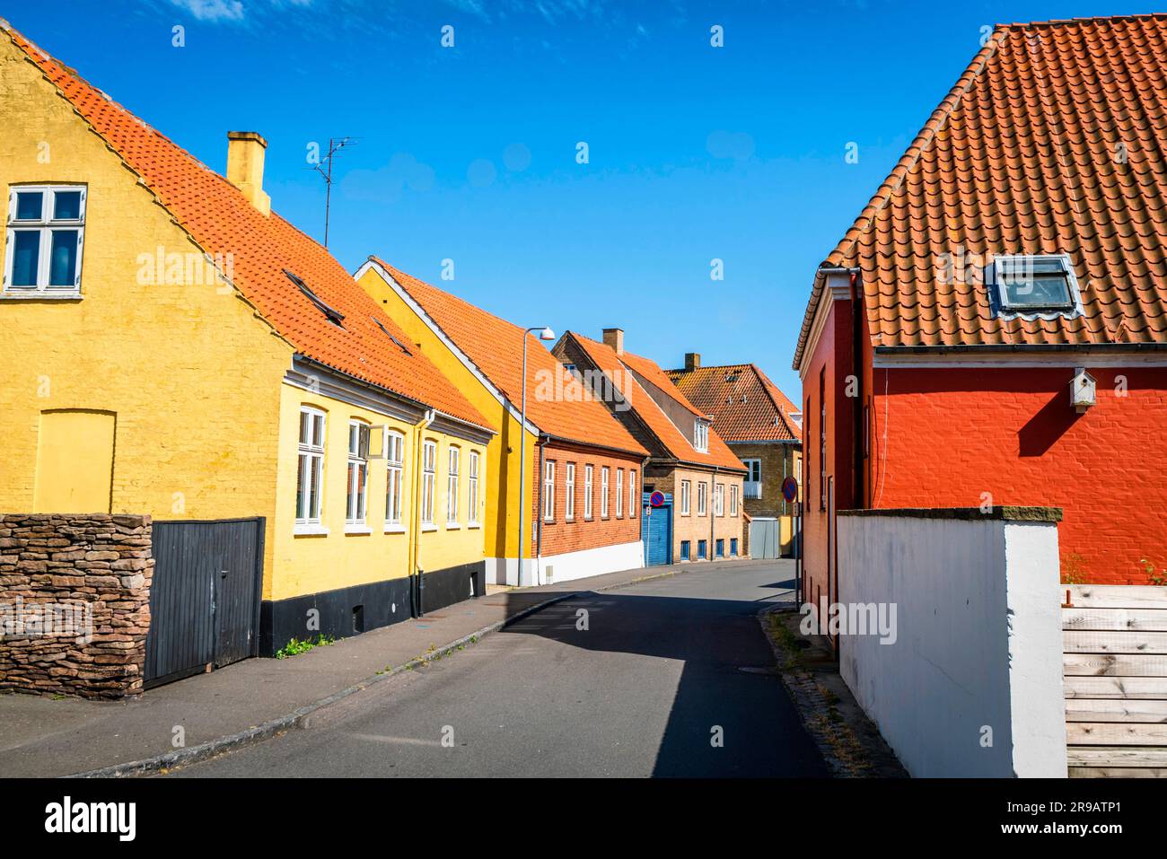 Dänische Stadt Straßen mit bunten Gebäude auf der Insel Bornholm im Sommer Stockfoto