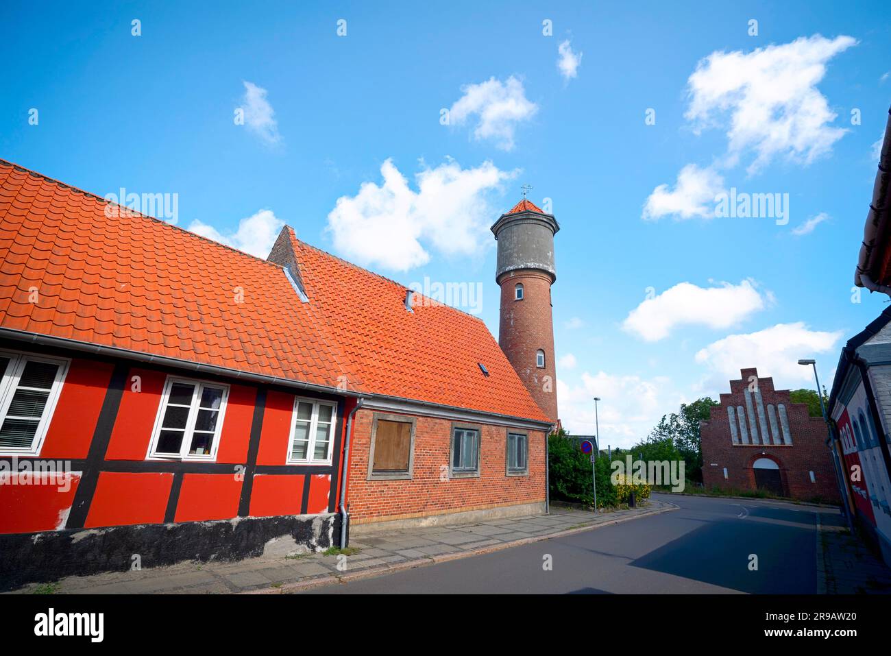 Stadt Straße mit einem Turm in einem kleinen Dorf in Dänemark unter einem blauen Himmel Stockfoto