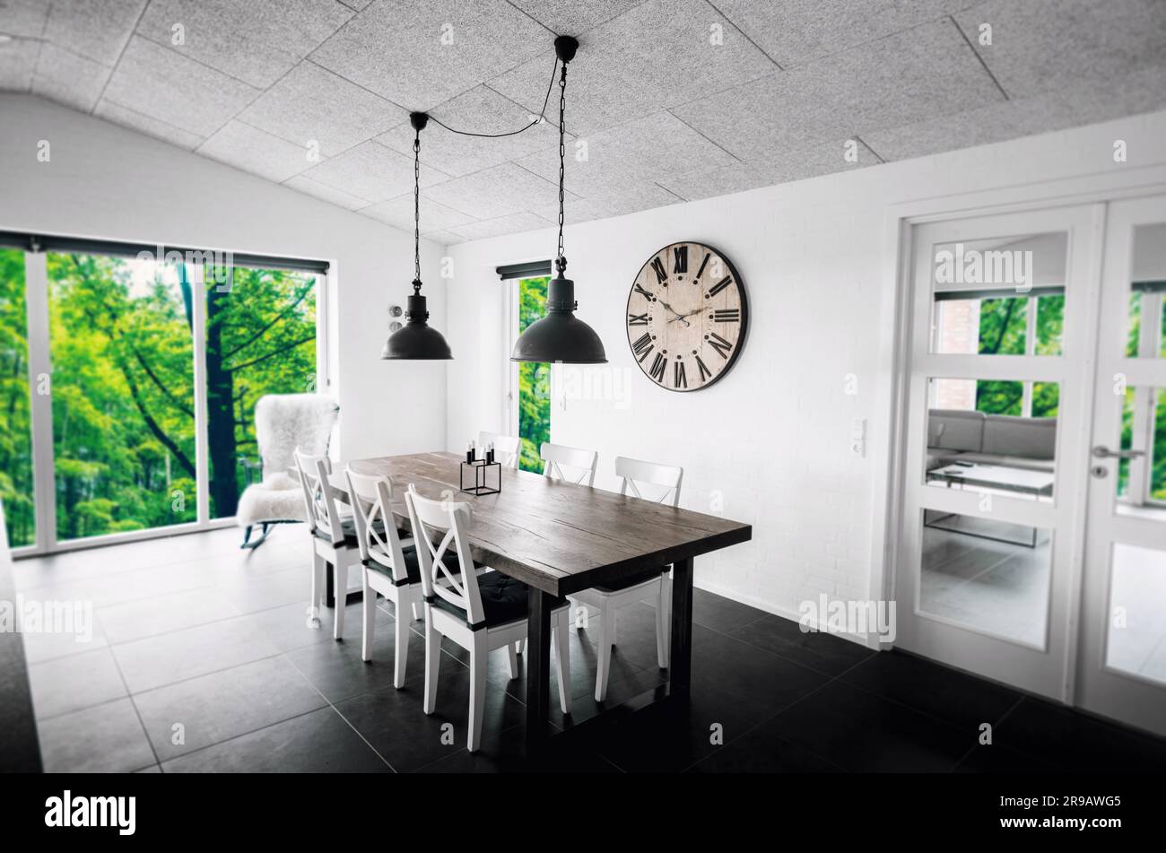 Flach in einem Wald mit Holzdesign und an der Decke hängenden Retro-Lampen Stockfoto