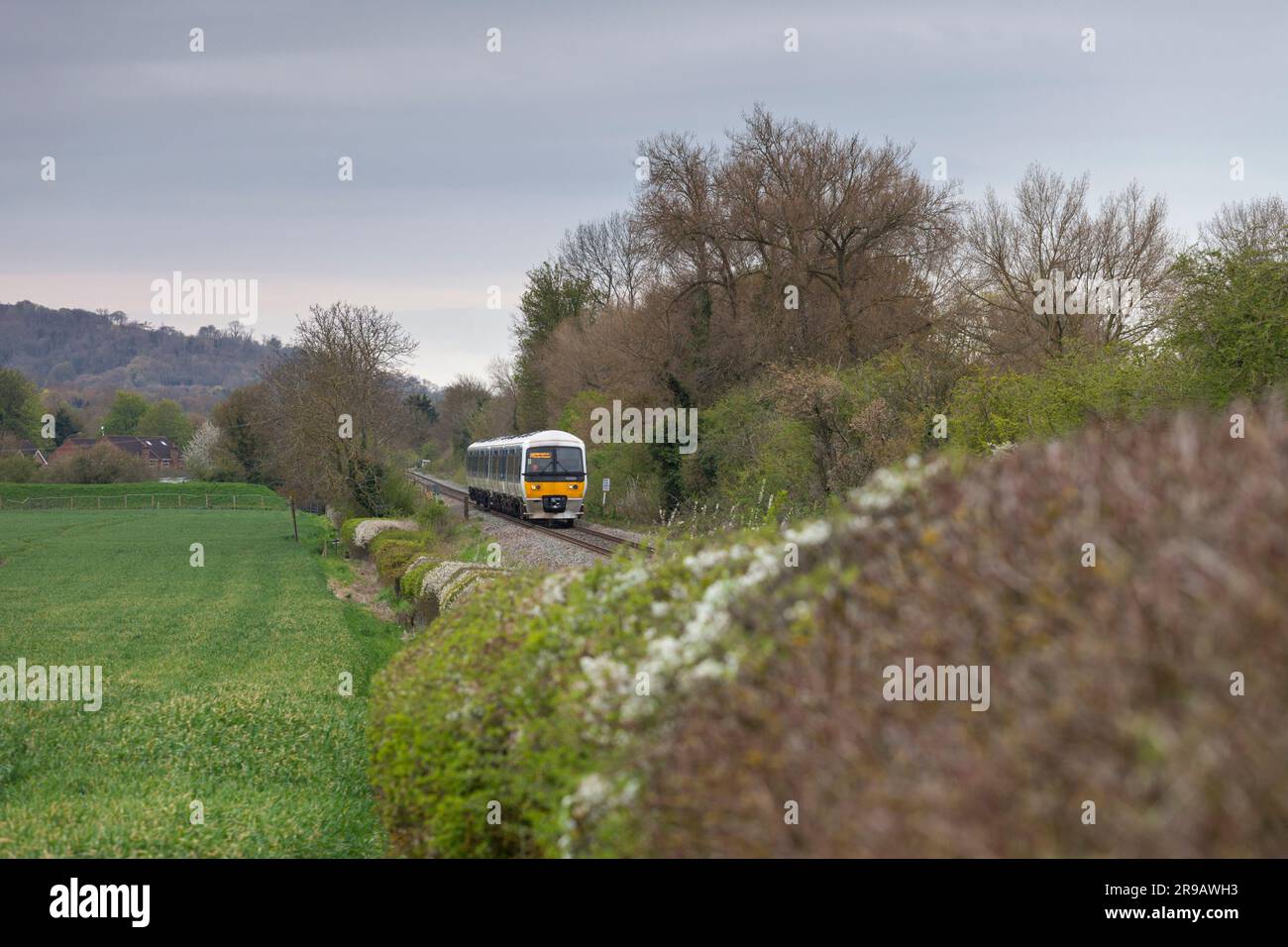 2 Chiltern Railways Klasse 165 Turbo-Züge fahren durch die Landschaft von Buckinghamshire Stockfoto