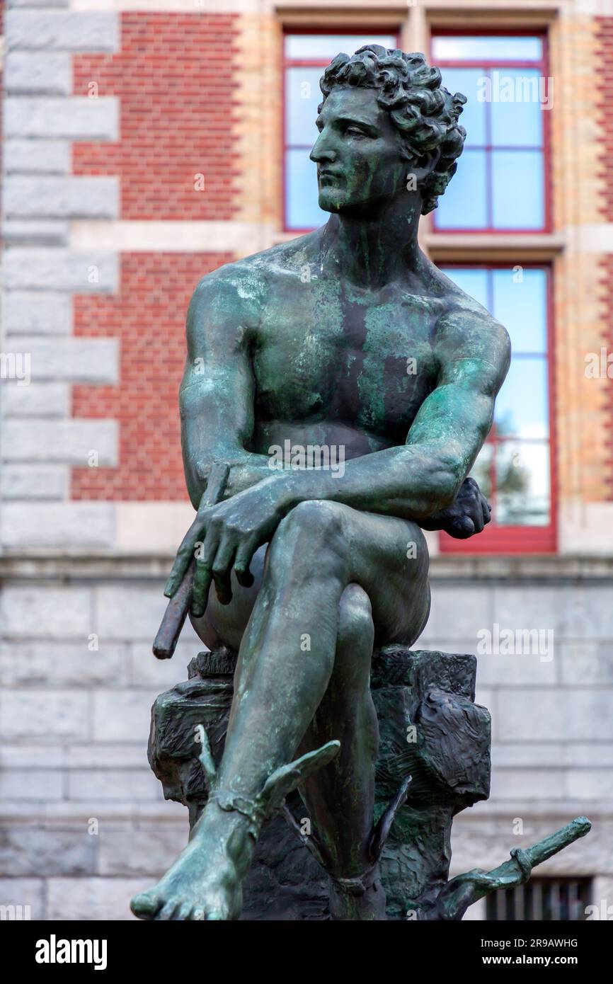 Bronzeskulptur des Quecksilbers durch den niederländischen Bildhauer Ferdinand Leenhoff im Garten des Rijksmuseums, Amsterdam. Stockfoto