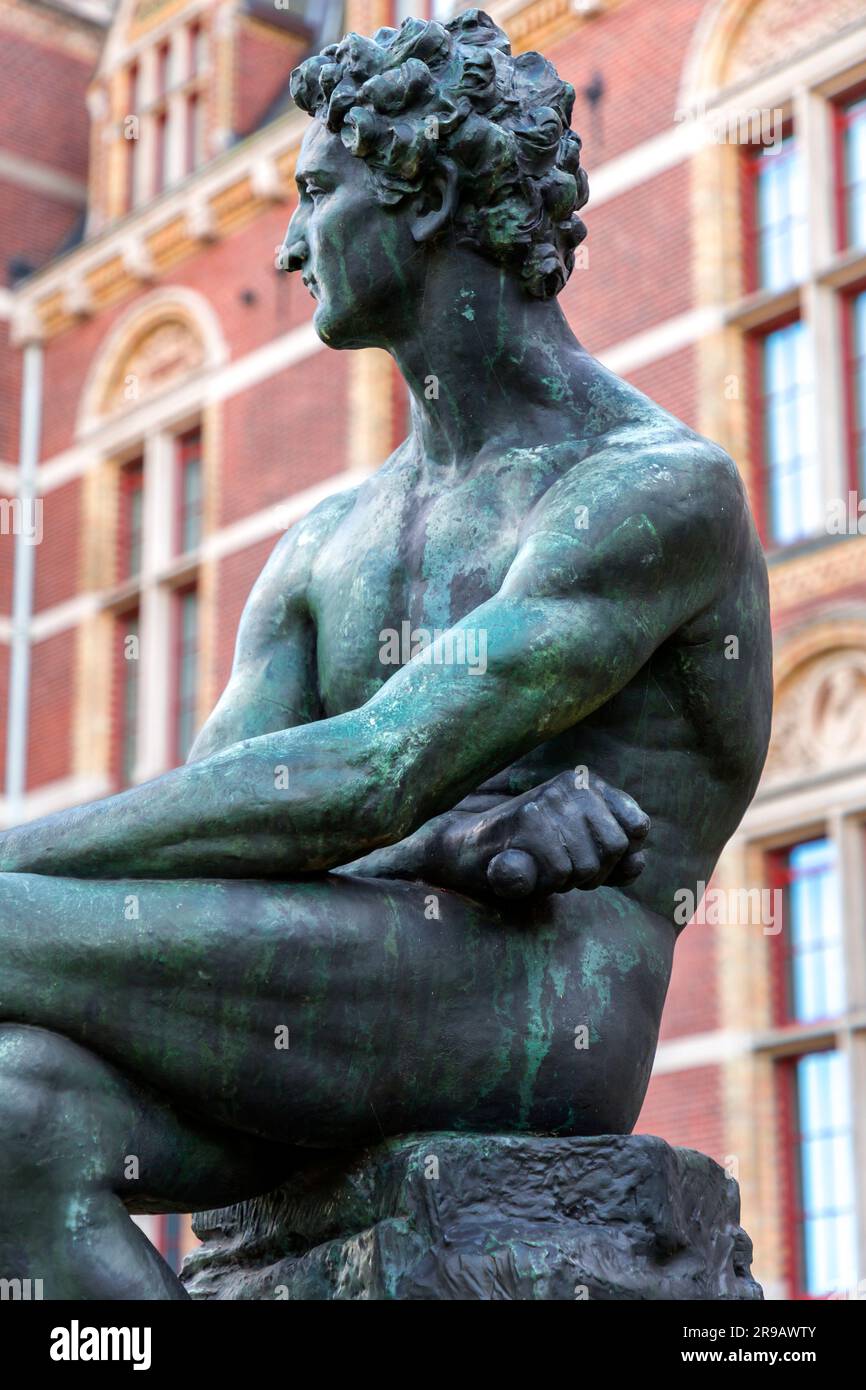 Bronzeskulptur des Quecksilbers durch den niederländischen Bildhauer Ferdinand Leenhoff im Garten des Rijksmuseums, Amsterdam. Stockfoto