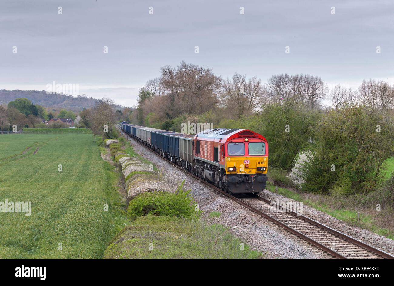 DB Cargo Rail UK-Lokomotive der Klasse 66, die Little Kimble mit einem Güterzug von Zuschlagstoffen für den Bau von HS2 passiert Stockfoto