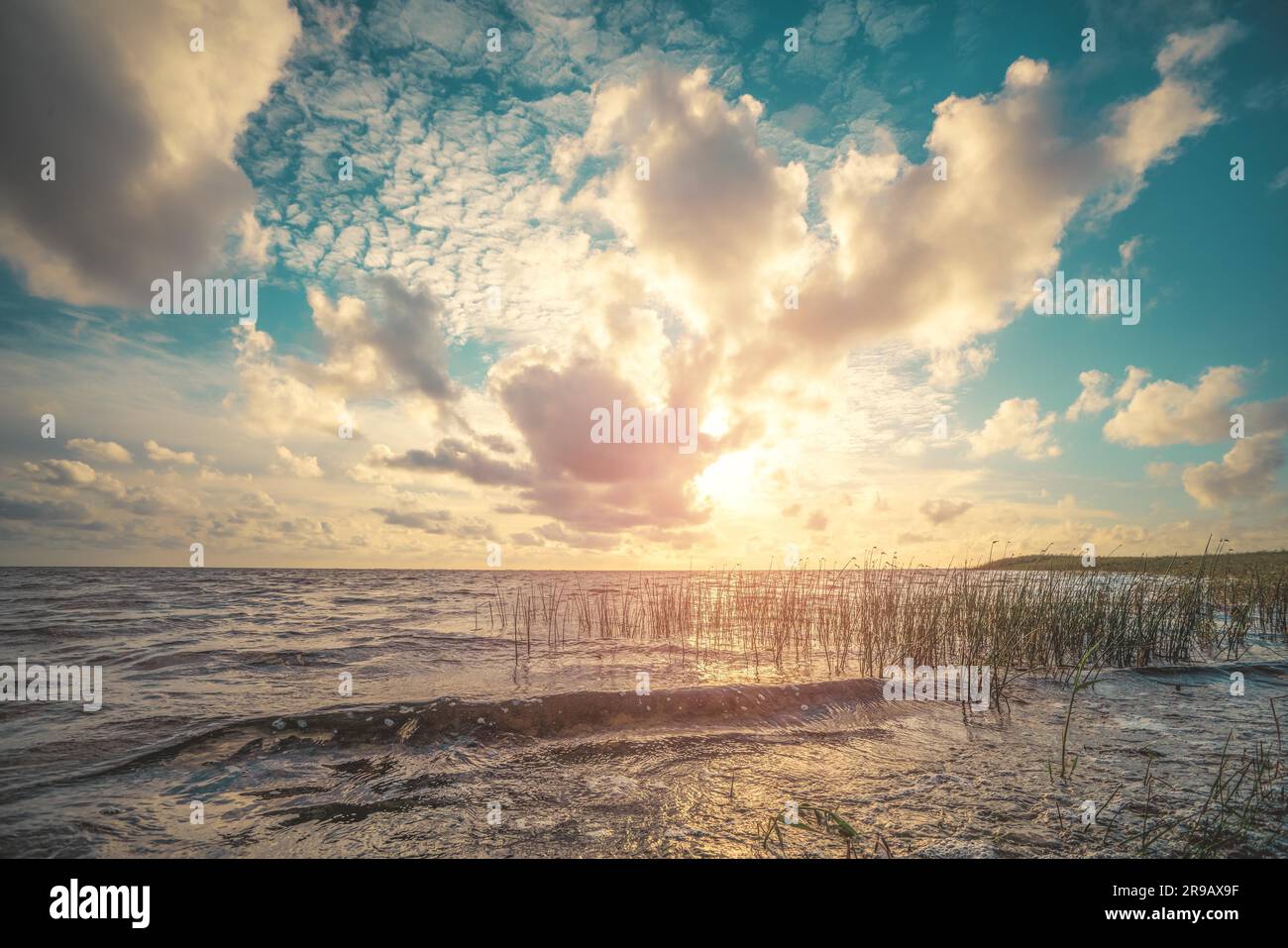 Schöner Sonnenuntergang am Meer mit einem dramatischen Himmel in einer skandinavischen Küstenlandschaft Stockfoto