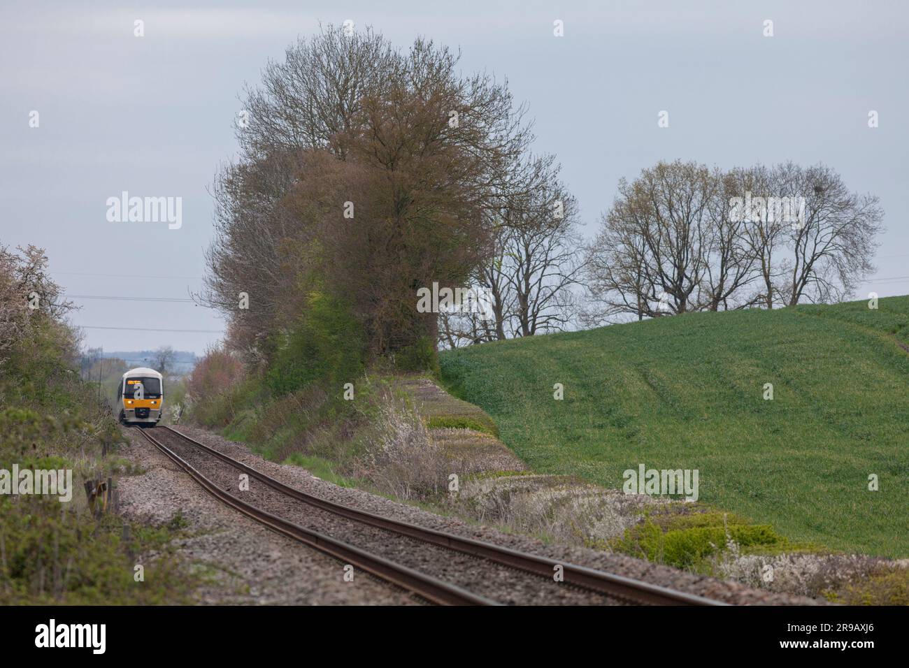 2 Chiltern Railways Klasse 165 Turbo-Züge fahren durch die Landschaft von Buckinghamshire Stockfoto