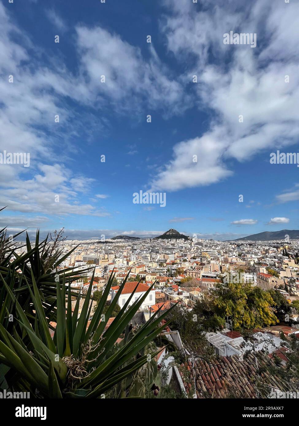 Der Lycabettus ist ein kreidehaltiger Kalksteinhügel in Athen. Mit 277 Metern über dem Meeresspiegel ist der Gipfel der höchste Punkt im Zentrum von Athen. Stockfoto