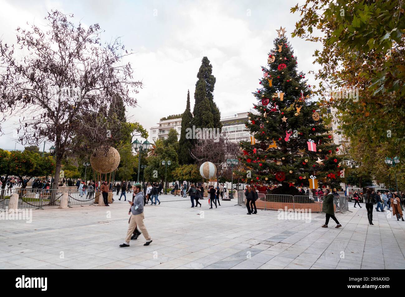 Athen, Griechenland - 24. November 2021: Weihnachtsdekorationen auf dem Syntagma-Platz, dem Zentrum von Athen, der griechischen Hauptstadt. Stockfoto