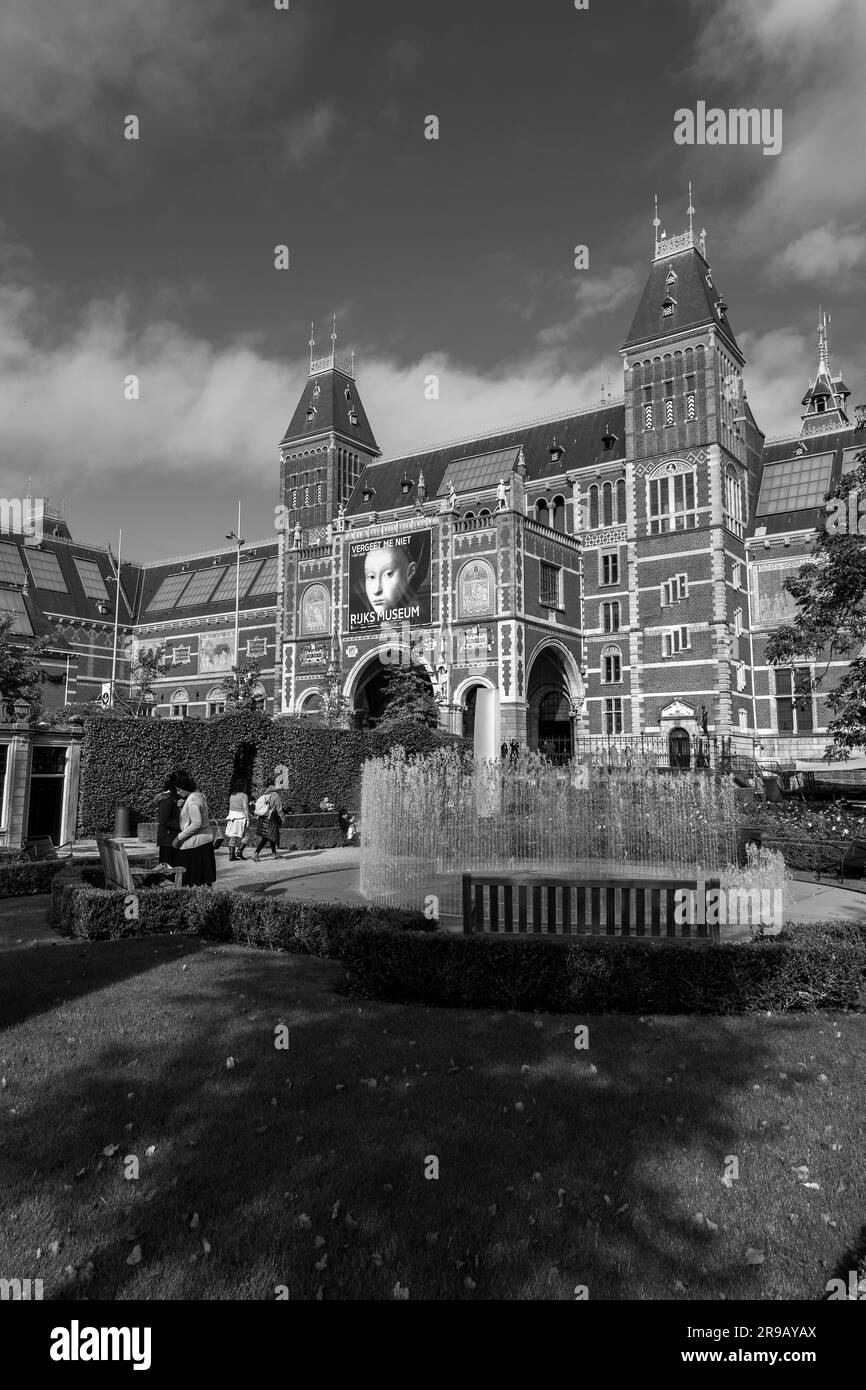 Amsterdam, Niederlande - 12. Oktober 2021: Außenansicht des Rijksmuseums oder des Niederländischen Nationalmuseums. Das Museum befindet sich am Museumsplatz i Stockfoto