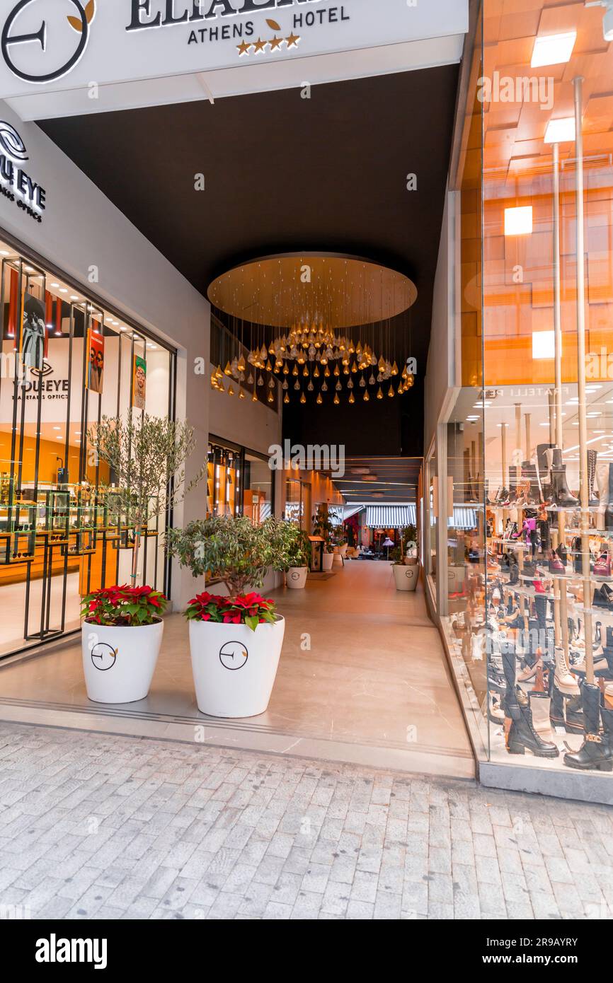 Athen, Griechenland - 24. November 2021: Ermou oder Hermes Street ist eine Einkaufsstraße im Zentrum von Athen, die die archäologische Stätte Kerameikos mit dem Syntag verbindet Stockfoto