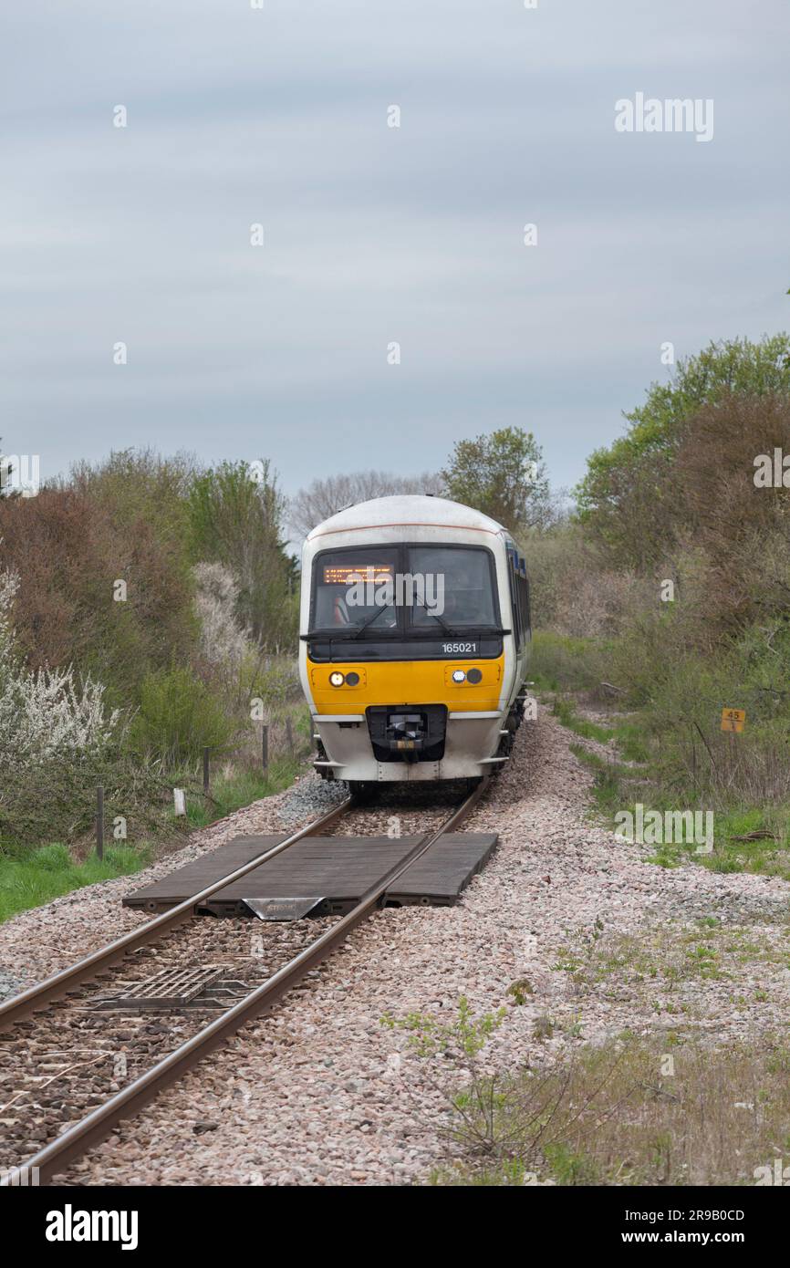 Ein Zug der Chiltern Railways Klasse 165 in Little Kimble auf einer eingleisigen Eisenbahn Stockfoto