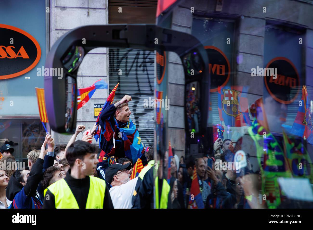 BARCELONA MAI 15 Fans des FC Barcelona begrüßen die Spieler während