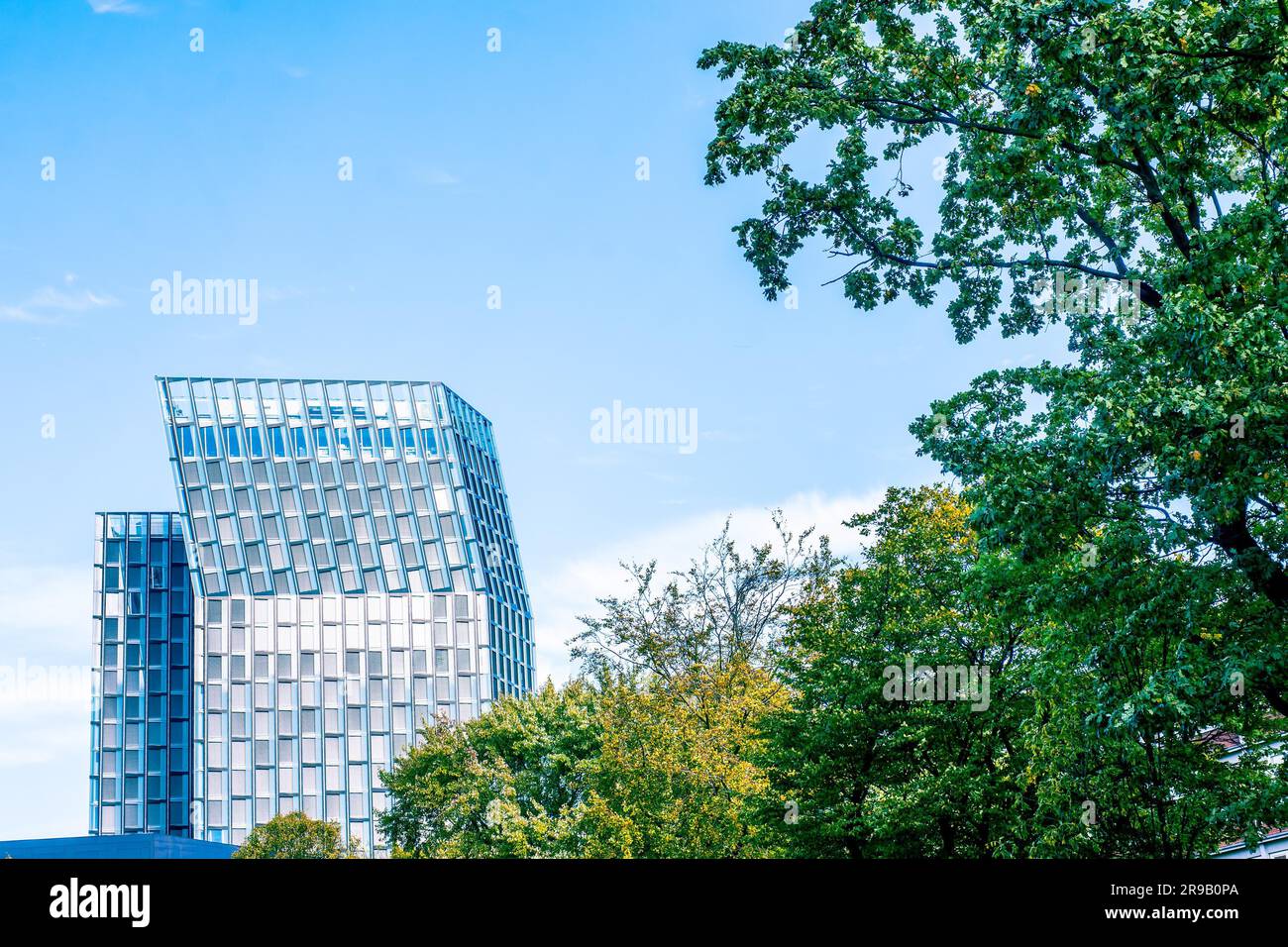 Hohes Gebäude umgeben von grüner Natur Stockfoto