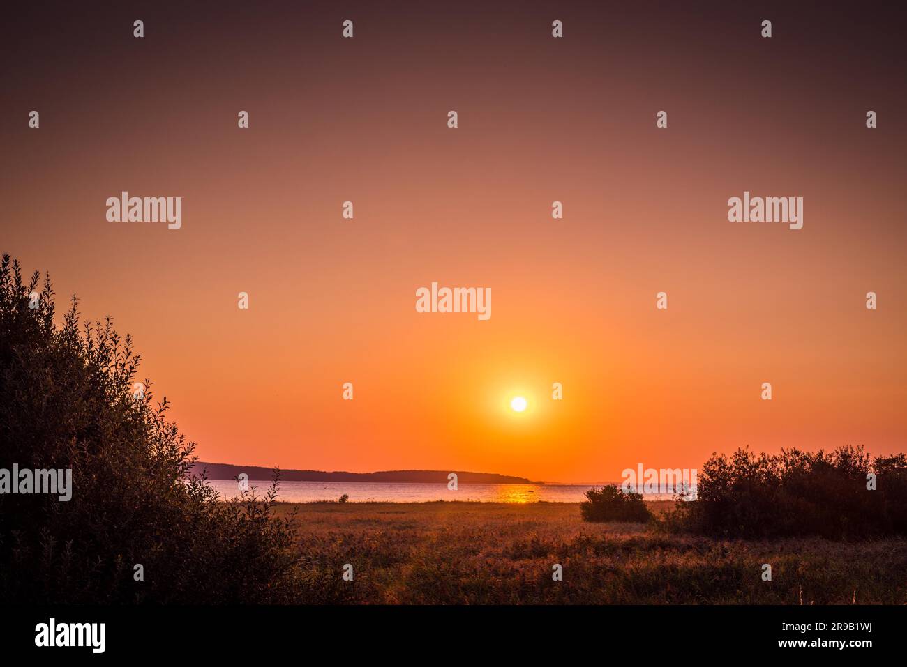 Landschaft See mit einem Sonnenaufgang im Spätsommer Stockfoto