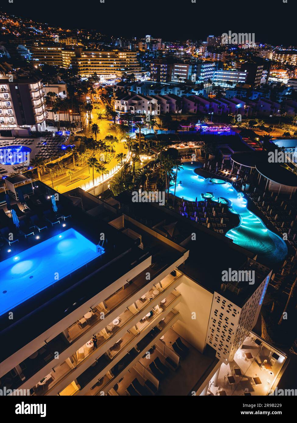 Moderner Swimmingpool mit blauer Wasserbeleuchtung auf dem Dach des Hotels, Teneriffa Stockfoto
