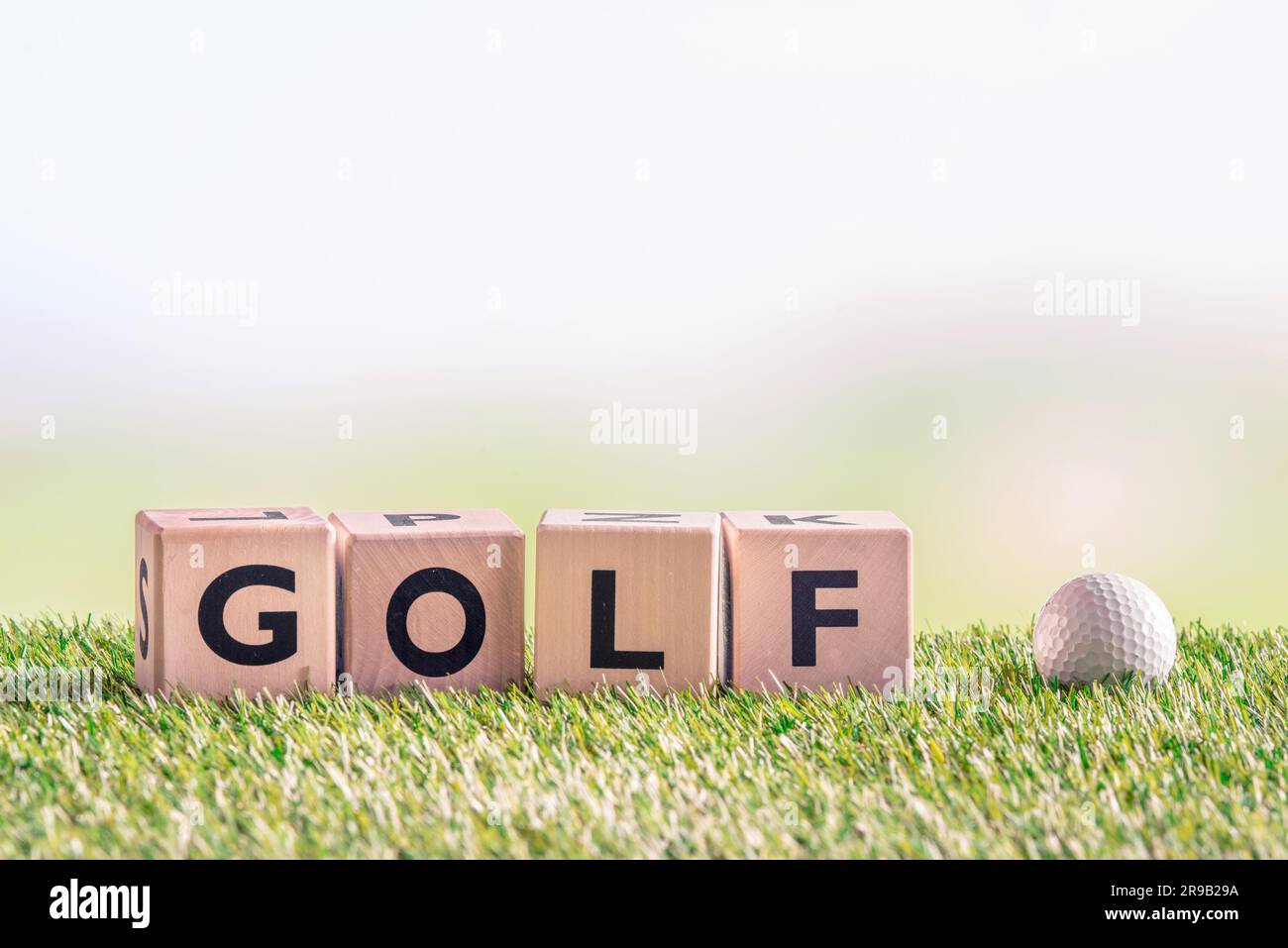 Golf-Schild mit einem Golfball auf grünem Astro-Rasen Stockfoto