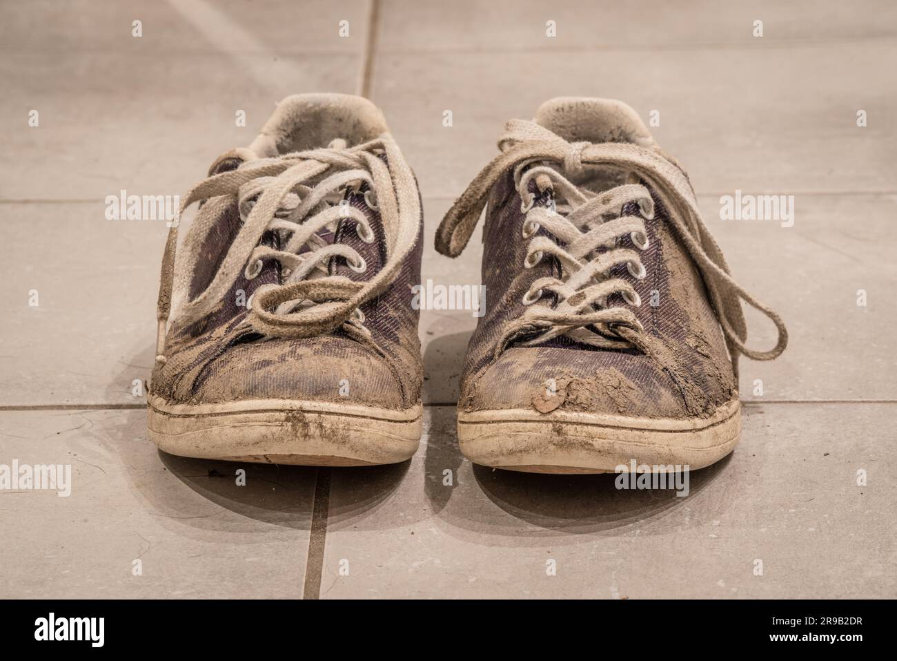 Retro-Schuhe auf dem Boden mit Schlamm bedeckt Stockfoto