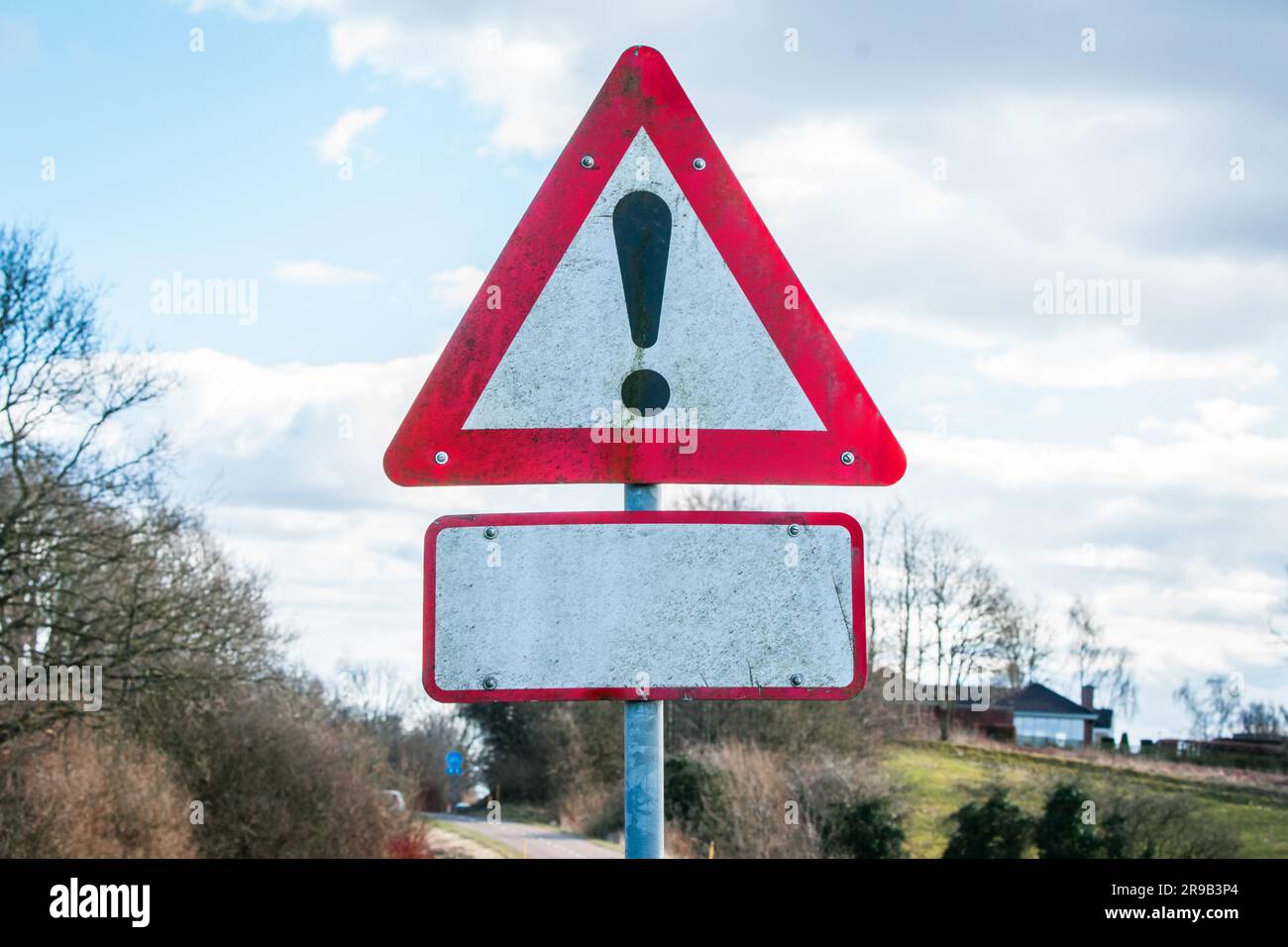 Ausrufezeichen Verkehrszeichen bei bewölktem Wetter Stockfoto