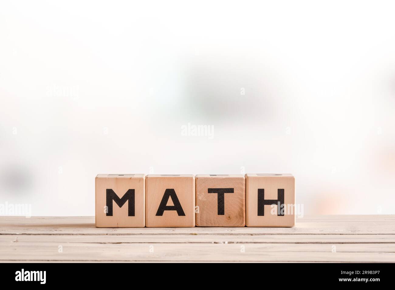 Mathe Unterricht Zeichen der Würfel auf einem Holztisch Stockfoto