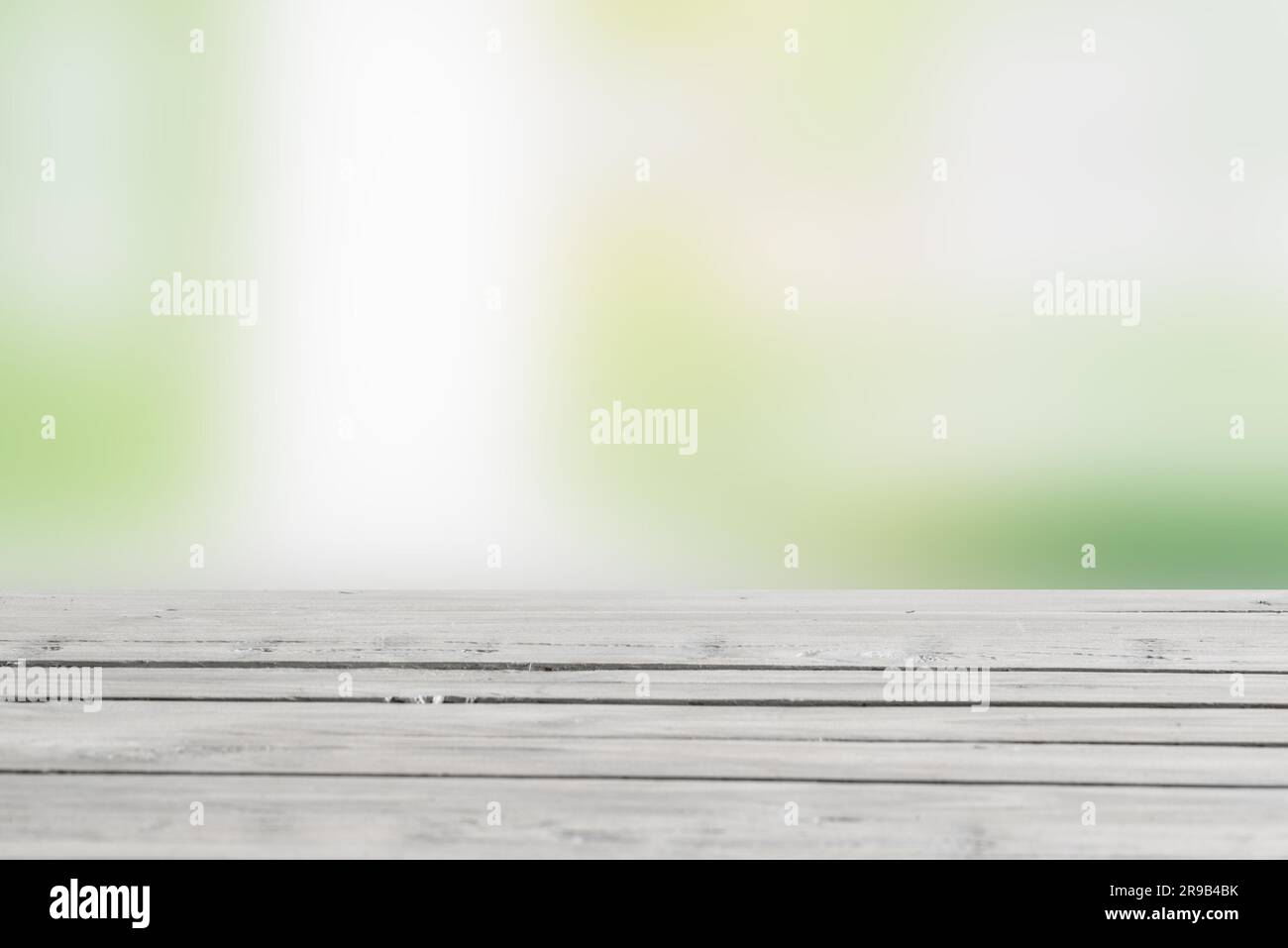 Holztisch in der grünen Natur im Frühling Stockfoto