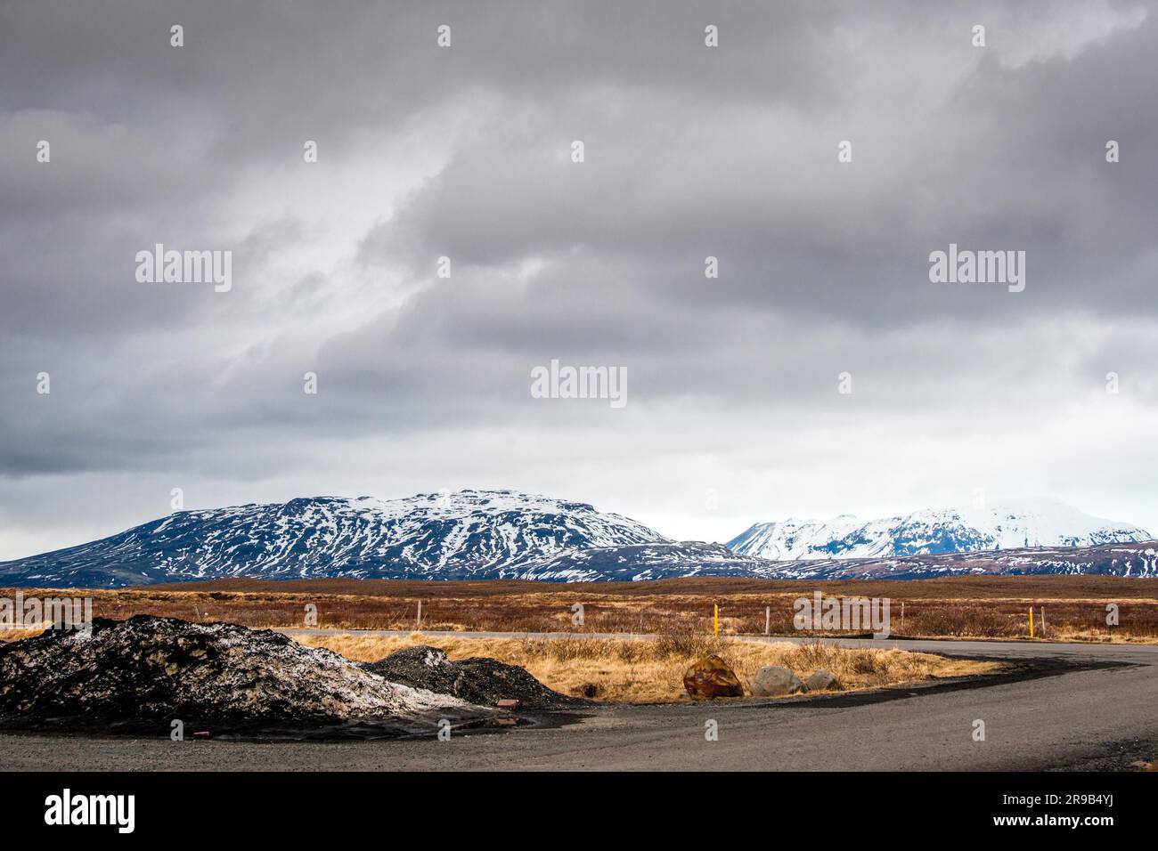 Bewölktem Wetter durch eine Straße in dramatische Landschaft Stockfoto