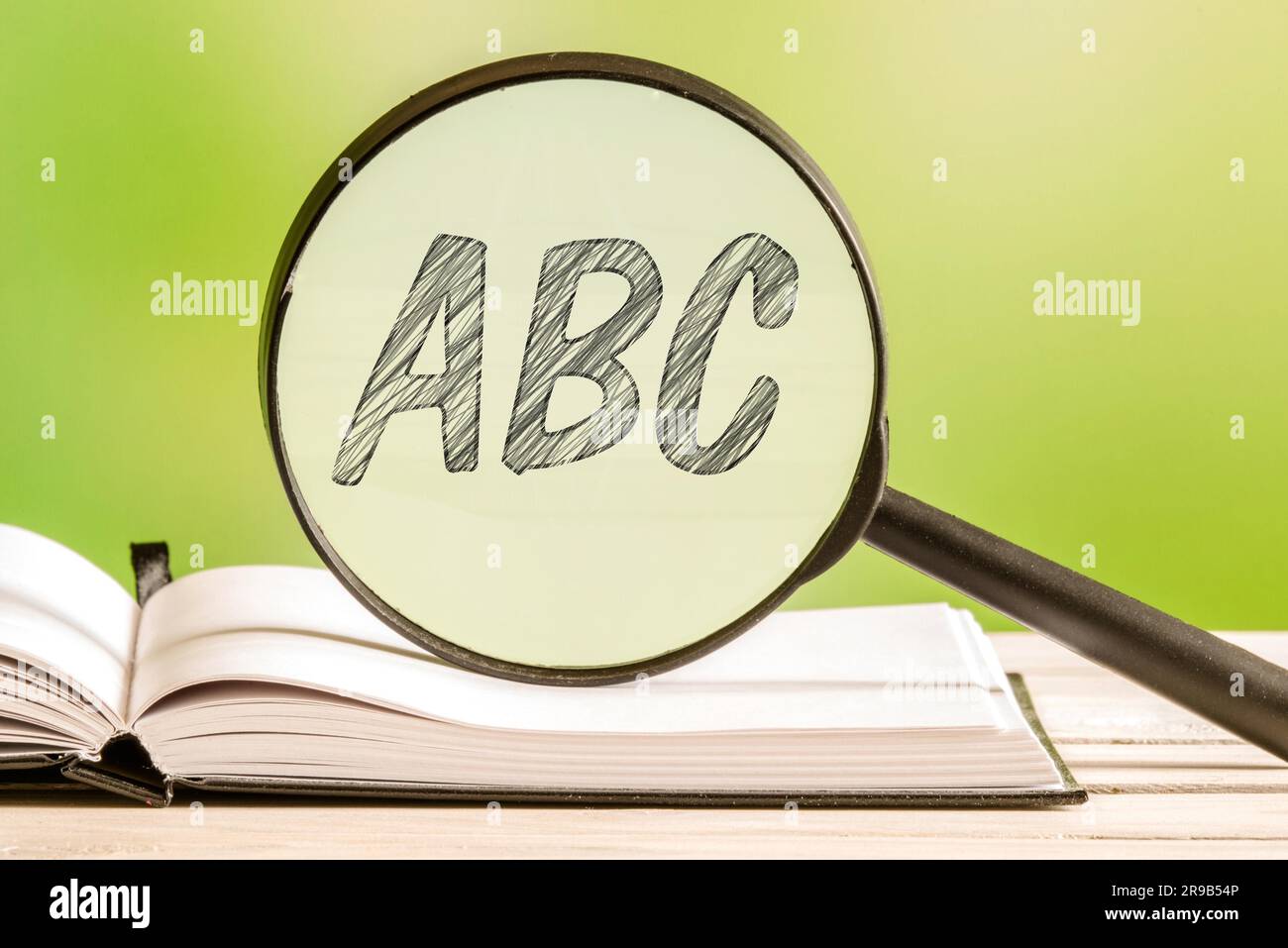 Das Alphabet lernen Abc mit einem Buch und einem Vergrößerungsglas Glas Stockfoto