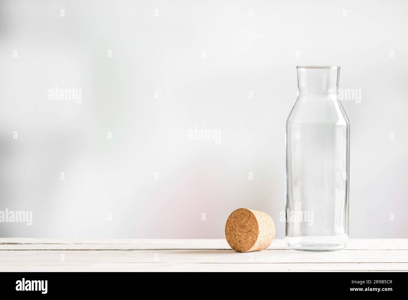 Glasflasche mit einem braunen Korken auf einem Holztisch Stockfoto