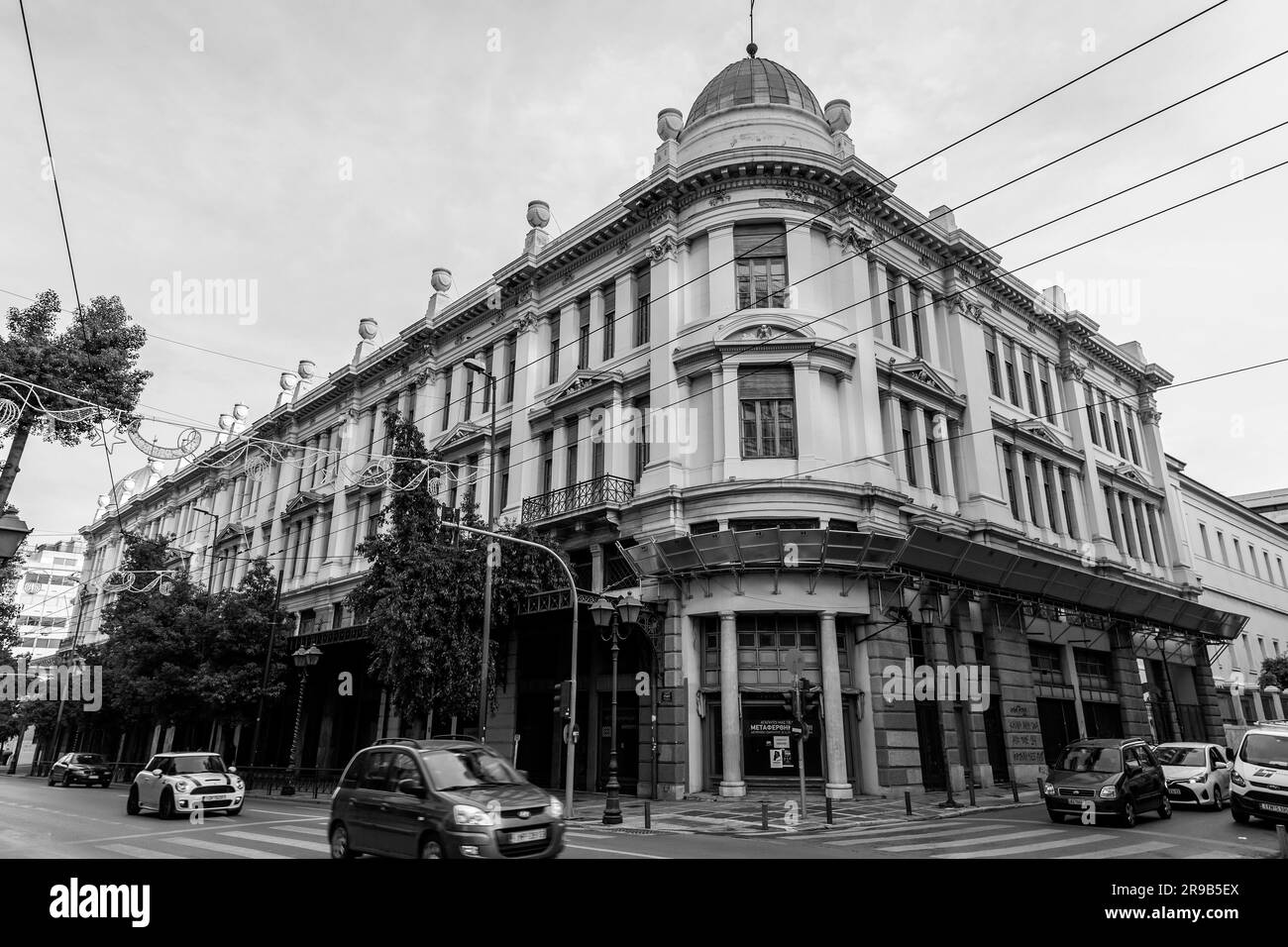 Athen, Griechenland - 27. November 2021: Klassische Gebäude in den Straßen von Athen, der griechischen Hauptstadt. Stockfoto